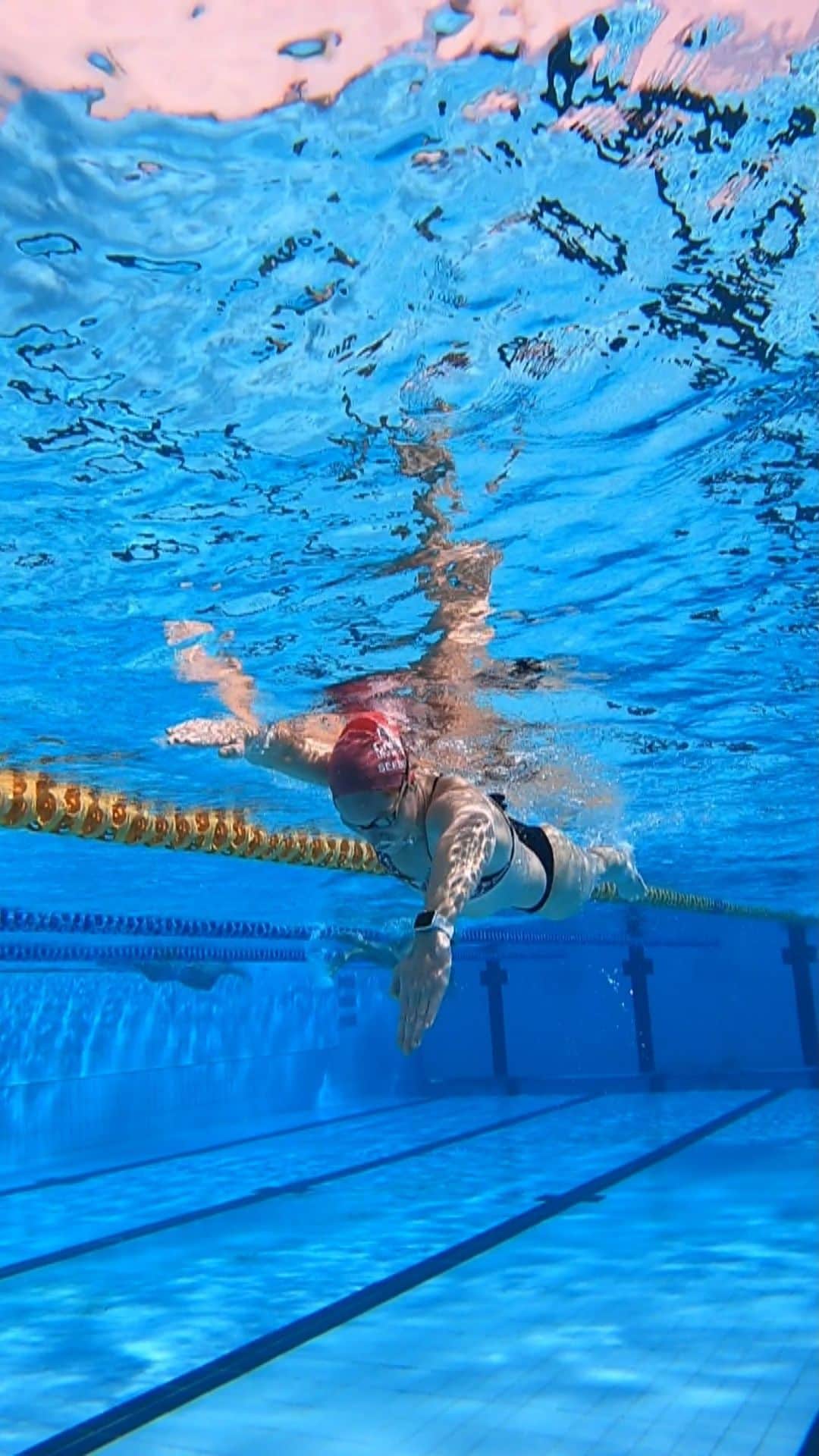エミリー・シーボームのインスタグラム：「Days in the sun ☀️   Togs @arenaaustralia @arenawaterinstinct   #underwater #slomo #training #athlete #swimming #freestyle」