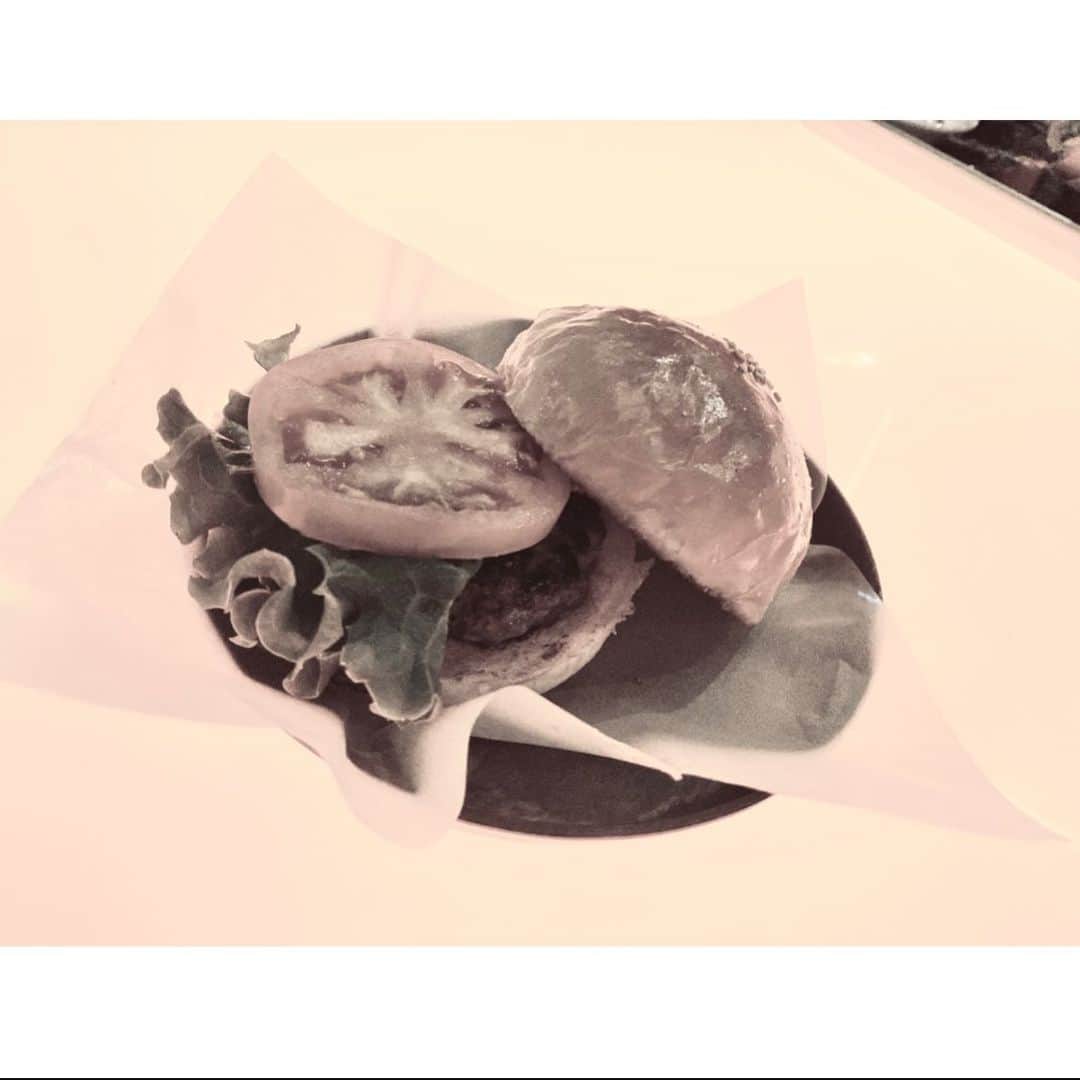 杉本美友さんのインスタグラム写真 - (杉本美友Instagram)「･ たまにはジャンキーなもの 食べちゃってもいいよね🍔𓆡 ･ #burgerstokyo#下北沢#ハンバーガー#🍔 #hamburger#instafood」1月25日 17時37分 - miyugram0703