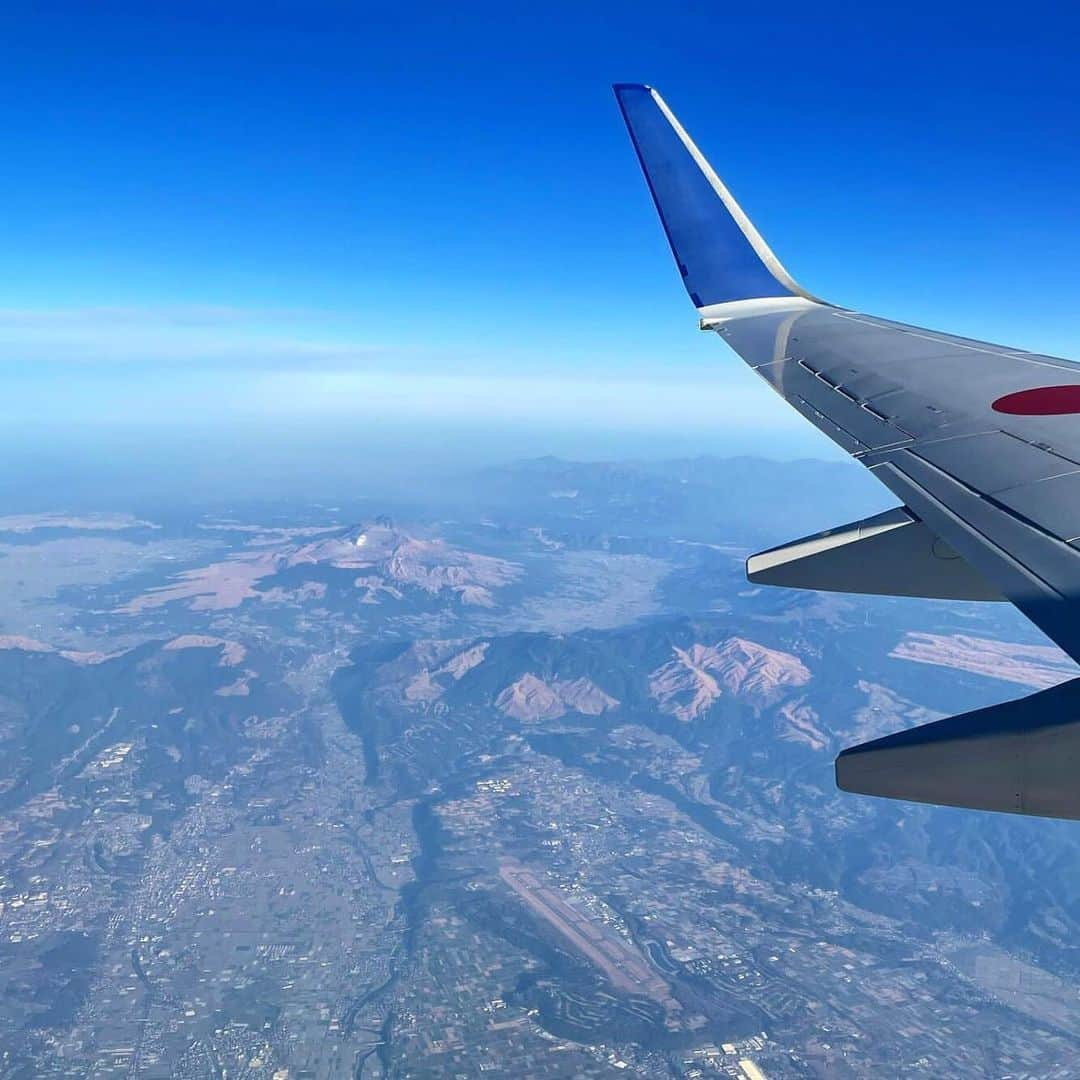 ANAさんのインスタグラム写真 - (ANAInstagram)「雄大な阿蘇の自然を感じて⛰﻿ （Photo：@gyoeokame）﻿ ﻿ #熊本上空 #阿蘇山 #上空からの景色 #機窓からの景色 #カルデラ #火の国熊本 #熊本県 #熊本空港 #機窓写真 #翼 #飛行機の翼 #ウイングレット #ウイング #ソラマニ_マドカラ #kumamoto #asozan #kumamotoairport #kmj #wing #winglet #window #airplane #japan #ana_jp ﻿ ﻿ 機窓からの風景は「#ソラマニ_マドカラ」を付けて投稿してね📷インスタやANAの各メディアでご紹介していきます✈️」1月25日 17時38分 - ana.japan