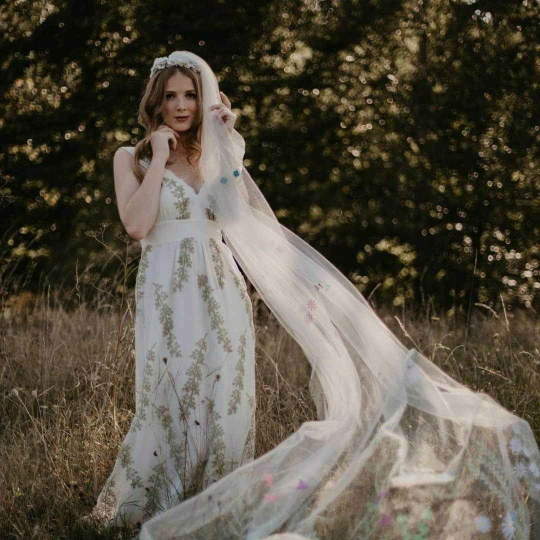 ミナのインスタグラム：「❤ If I was getting married, I would do it like this! ❤  Bell tents, naked cake, relaxed vibe, nature... 😍 See the full gallery of this flower meadow styled shoot on our website. Link in bio. Special shout out to @annemarieprescott_bespokeveils for the incredible veil she provided to this shoot!   Beautiful Cathy is wearing our Fiona dress that has earthy green pussy willows on it. Perfect if you're looking for a non-white wedding dress. Also, the lace is made in Scotland!   Venue @Wellingtonwoodnorfolk  Wedding concept and planner @willowtreewed  Assistant planner @eventsbyeleanor  Photography @katebostonphotography  Film maker @gecko_films_uk  Stylist @smokeandwildwood  Props @arrayweddingandeventhire  Bride @ceemeandtea  Groom @southofnorfolk  Celebrant @jamiewalkercelebrant  Hair Stylist @hair_by_duboux  MUA @emilychantal_mua  Florals @millierose_floral  Cake @mindfulcakes  Suit @vivaldipromenswear  Horsebox photobooth @littlehorsepb  Tableware @aplacesetting  Petal confetti @bymitrefarm  Stationary @leuska_design  Bridal headwear @pswithlov3  Wedding rings @ecowoodrings  Eco glitter @luxurious_glitter  Favours @bombcosmetics @saxonwellbeing   #indiebridelondon #indiebride #bohowedding #outdoorsweddings #countrysidewedding #tipiwedding #teepeewedding #barnwedding #nakedweddingcake #outsidewedding #marqueewedding #gardenwedding #festivalwedding #rusticweddings #rusticchicwedding #rusticweddingchic #countryweddings #countryhousewedding #vintageweddings #vintageweddinginspiration #vintageweddingideas #countrysidewedding #bespokeveil #vintagebride #vintagebrides #vintageweddingdress #vintageweddingdresses #romanticwedding #romanticweddings #romanticbride」