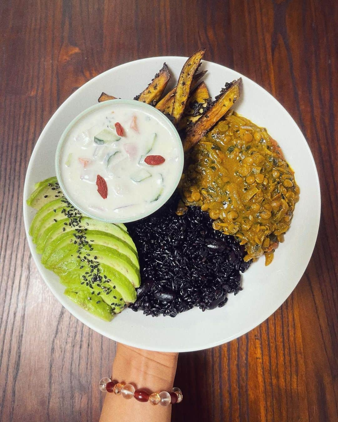 ティファニー・キャデラックのインスタグラム：「🍛 I appreciate a good curry  It’s the Indian in me 🙏🏾  #ItalIsVital #PlantBased #ItalLivity #DontWorryEatCurry #BlackRice #ForbiddenRice #RiceAndPeas #Raita #LiftUpYourHeadAndHoldItUpHigh #HighVybz #FeedYourSoul #RealSoulFood #Merciful #EmpressAttitude #KissTheChef #NoSlaughteringOfAnimals」