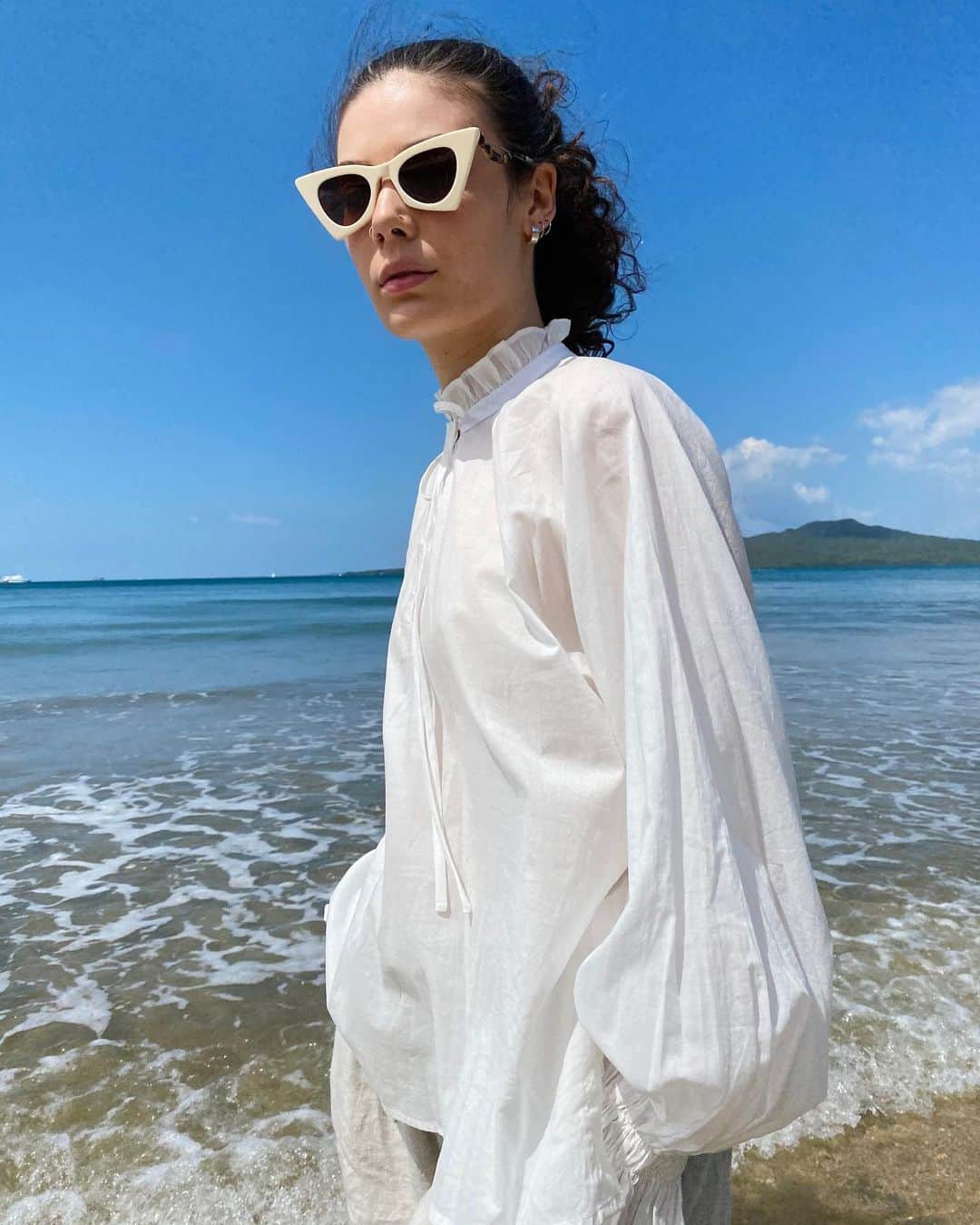 カレンウォーカーのインスタグラム：「Billow Blouse // Crafted with GOTS certified organic cotton grown in India and made by our @fairtradecertified partners」