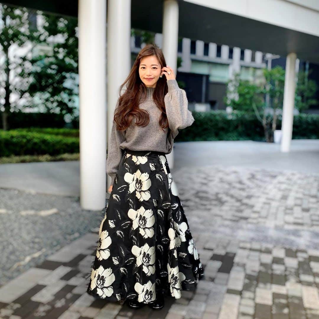 福山唯のインスタグラム：「昨日に比べてびっくりするくらいポカポカでしたね🐼♡ . . パパっと用事を済ませに☺️ 車の中で食べた鯛焼きのおやつがおいしかったな😋🎵 . . knit @kuih_store  skirt @unik_2018   #kuih のニットはデイリー使いに嬉しいウォッシャブル、 #unik のスカートはボリュームと大きなお花柄がお気に入りです🖤 . . #coordinate #fashionista #fashion #montone #knit #kuihst #skirt #longskirt #コーディネート　#クイ　#ニット　#モノトーン  #ロングスカート　❤︎」