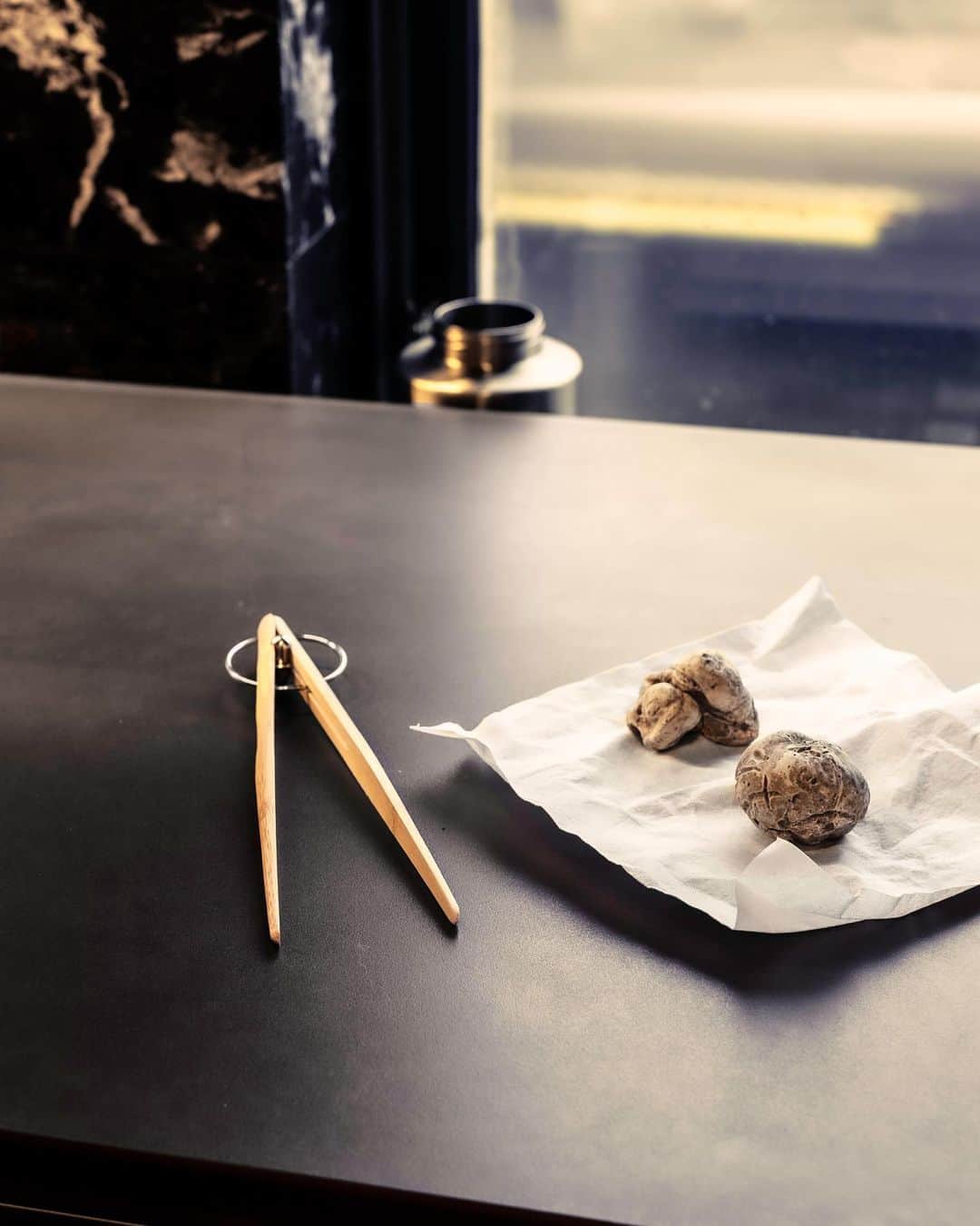 デザインハウス ストックホルムさんのインスタグラム写真 - (デザインハウス ストックホルムInstagram)「Stig Ahlström has designed a universal kitchen tool for cooking, serving and eating. The Pick Up tongs are available in three sizes; the largest is ideal for cooking or serving, the medium serves as chop-sticks and the smallest one is perfect for serving olives or ice cubes for drinks.」1月25日 17時47分 - designhousestockholm