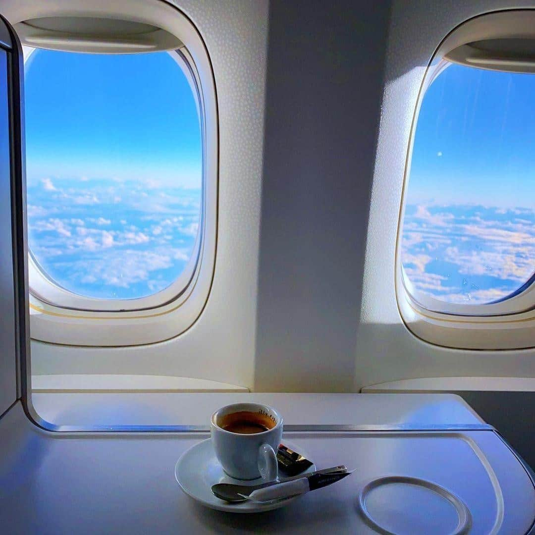 エールフランスさんのインスタグラム写真 - (エールフランスInstagram)「Pause-café, avec vue ☕️ Coffee break, with view ☕️  Through the lense of @pilotramblings 📸  #AirFrance #Views #travel #plane #AirFranceProtect」1月25日 18時00分 - airfrance