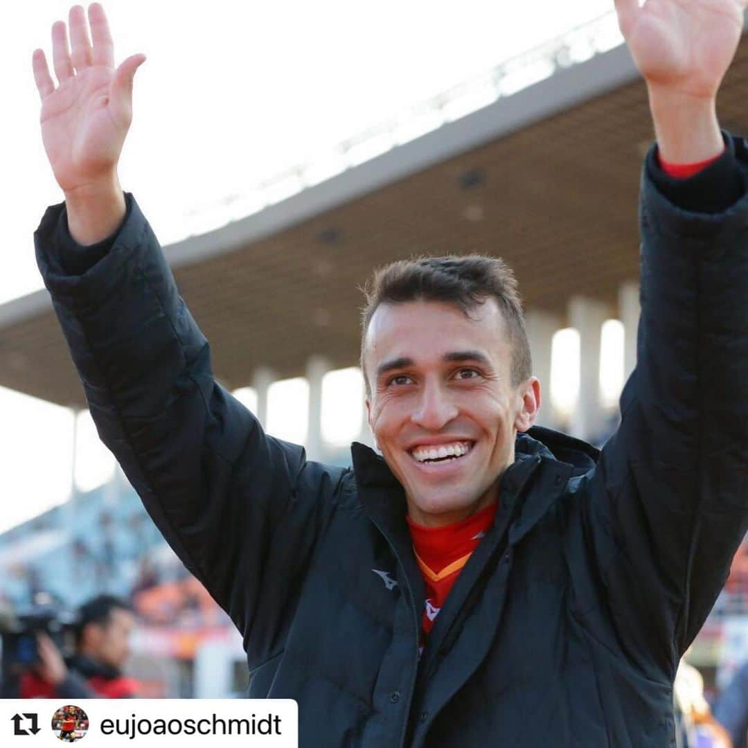 名古屋グランパスさんのインスタグラム写真 - (名古屋グランパスInstagram)「#Repost @eujoaoschmidt  Sempre difícil se despedir, mas queria agradecer ao nagoya grampus por esses 2 anos juntos, foi uma experiencia incrível  vestir a camisa desse clube, onde me abriu as portas no japão e onde conheci grandes pessoas e fiz grandes amigos. Queria agradecer a todos jogadores e funcionários do clube por terem me ajudado nesses 2 anos e pelo convivio do dia a dia. Queria também agradecer a toda torcida do nagoya grampus, por todo carinho comigo e com minha família, por nos apoiar sempre nos jogos e por cada gesto de carinho conosco. Vou estar sempre na torcida por esse clube e por todos  os amigos que fiz. Obrigado nagoya grampus!  お別れは常に辛いものです。 まず名古屋グランパスにこの2年を感謝したいです。 このクラブのユニフォームを着ることができ、日本での機会を与えてくれ、沢山の素晴らしい人や友人と知り合うことが出来ました。 クラブの選手やスタッフの方々にはこの2年間サポートして下さり感謝しています。 最後に、グランパスのファンやサポーターの方々へ、いつも応援して下さった事、また私たち家族へ暖かな心遣いに感謝しています。  これからもこのチームやここで出来た友人たちを応援し続けます。 オブリガード、名古屋グランパス！」1月25日 18時00分 - nagoyagrampus