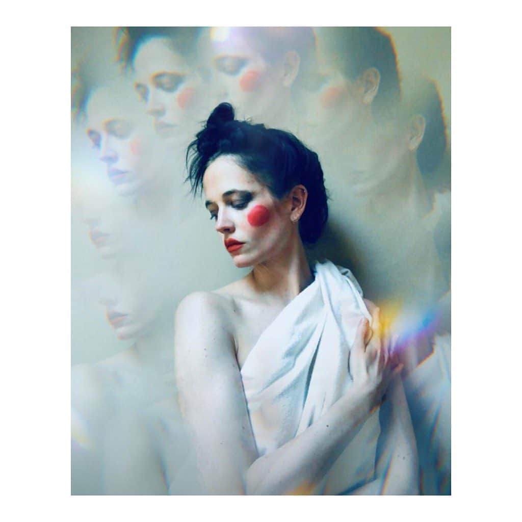 エヴァ・グリーンのインスタグラム：「Send In The Clowns 🤡!  We all need to remember to laugh during these trying times .....」