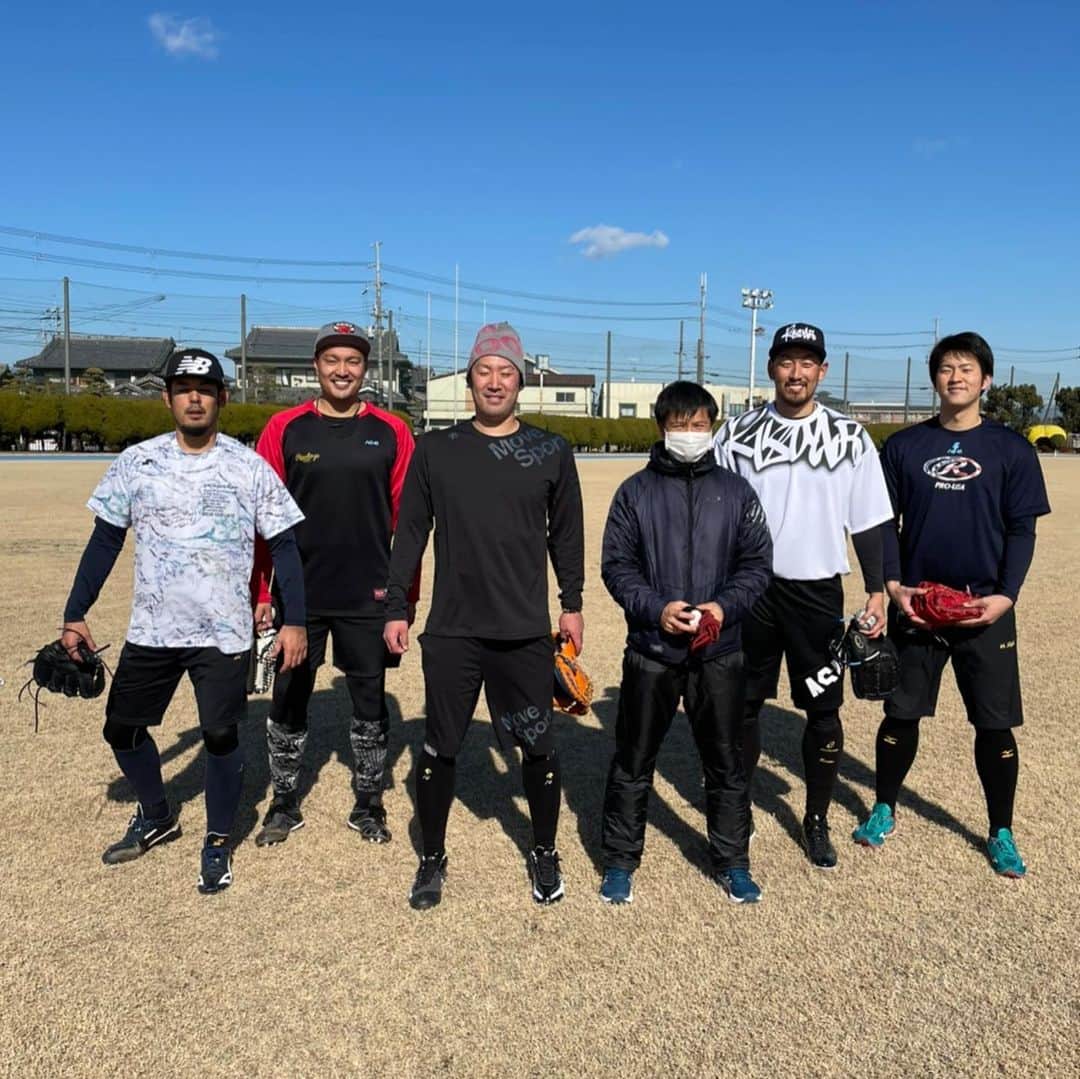 平野佳寿のインスタグラム：「今年も京都での自主トレを打ち上げました。 このような状況の中、快く施設を使わせてくださったNTT西日本の皆さん、サポートしてくださったスタッフの皆さん、ありがとうございました！  僕が着ているのはアシックスの2021年APPARELシリーズです！@ASICS_JAPAN  ＝＝＝＝＝＝＝＝＝＝＝＝＝＝ 野球が今後もずっと続く競技であるために、大切なのは繋がっていく絆。  野球を辞めた人がまた野球と繋がる絆、それが子供に受け継がれる絆。 ＝＝＝＝＝＝＝＝＝＝＝＝＝＝  #KIZUNA #asics #ASICS_KIZUNA #比嘉幹貴 #増田達至 #秋山拓巳 #岩橋慶侍 #トレーナー濱田さん」
