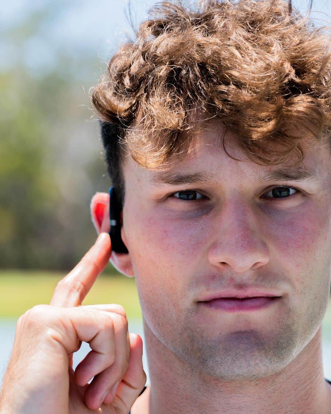カーティス・マーシャルのインスタグラム：「Aussie based @sproutaus have developed the perfect training companion! Stride TWS helps get me in the zone before a big competition 👊🏼 Detachable ear hooks keep them locked in all session! And I won’t miss a beat with the amazing sound quality #sproutaus 🌱」