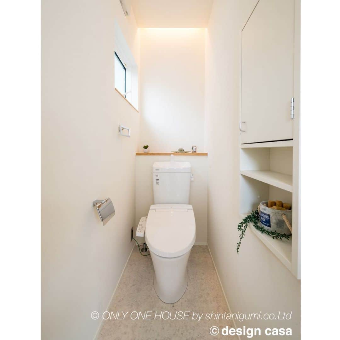 ONLY ONE HOUSE 株式会社 新谷組のインスタグラム：「*  #トイレ施工事例  シンプルで清潔感あふれるトイレ🚽  間接照明で＋1ポイントを 表現しています✨  more phots▶︎ @shintanigumi.co.ltd   --------------------------------------  新谷組は土地探しから 設計施工管理の全てを 弊社で担う事ができます！  大工工務店だからこそ出来る 枠にとらわれない自由な発想で お客様のお家づくりを 全力でサポートいたします💪🏻  お気軽にご相談ください☻  #ONLY_ONE_HOUSE by shintanigumi.co.Ltd  本社TEL ▶︎0770-78-1255 事務所TEL ▶︎0770-59-2552 E-Mail ▶︎shintanigumi@outlook.jp 新谷組HP ▶︎http://www.shintanigumi.jp  --------------------------------------  #新谷組 #オンリーワンハウス #おおい町 #舞鶴市 #高浜町 #小浜市 #敦賀市 #若狭町 #美浜町 #新築 #一戸建て #外構工事 #改修工事 #シンプルライフ #マイホーム #注文住宅 #デザイン住宅 #自由設計 #工務店 #金属サイディング #家事楽動線 #家づくり #トイレ #間接照明 #清潔感」