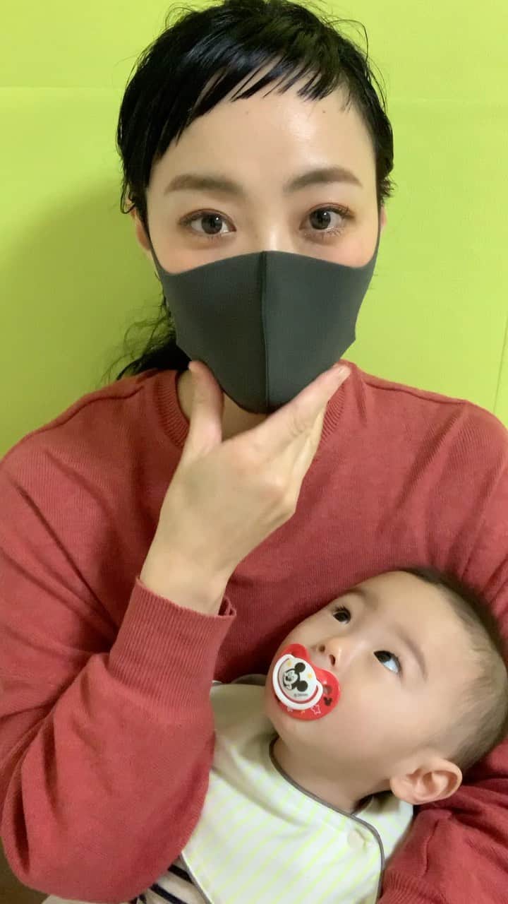田中真奈美のインスタグラム：「マスクメイクの前に、皆さん理想の形のマスクに出会えましたか？☺️ . 毎日のマスク生活、もちろん1番は感染予防！！ だけど、もう自分の顔の、1部となってしまってるマスク、どうせなら少しでも可愛く見えたら嬉しいですよね💕 . その場その場に応じてマスクの素材や形にもこだわってみたらまた楽しめるかもです🎶✨ . 最近の私は鞄にお気に入りのマスクの変えと不織布マスクを常備するようにしています☺️🙏🏻💕 . 使ったアイクリームはローラメルシエのイルミネーティング　アイクリームです🌟 @lauramercier  . #switchmanami」