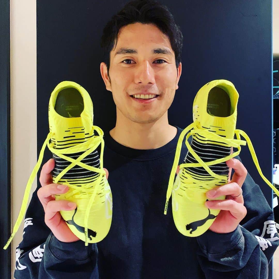 知念慶のインスタグラム：「このスパイクで今年も頑張ります！  🚨THE GAME IS ON🚨 #DRIVETHEMCRAZY #サイソクアラワル #FUTUREZ @pumafootball_jp @pumajapan」