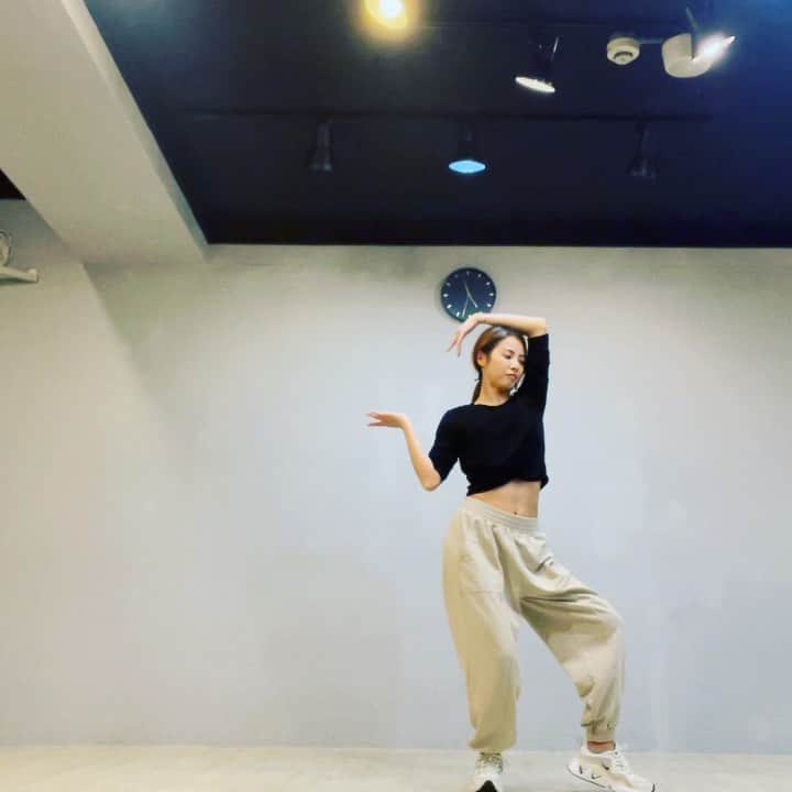 Miaのインスタグラム：「很久沒跟Dara醬一起跳舞了🌟咖勳 1solo2合跳 #7rings  #dancecover  #cover  #dance」