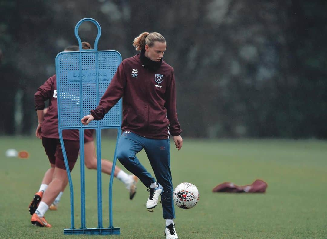 エミリー・バン エグモンドのインスタグラム：「Training ⚽️🤙🏼」