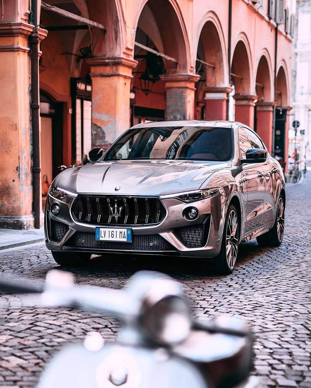 Maserati Japan | マセラティ ジャパンのインスタグラム：「アグレッシブでありながらラグジュアリーであることも忘れない。この相反する2つの要素が無理なく共存した、レヴァンテ トロフェオのデザインは、明瞭かつ理路整然とした弁舌で、マセラティそのものが何たるかを語っています。  レヴァンテ トロフェオの詳細はこちら https://www.maserati.com/jp/ja/models/levante  #Maserati #マセラティ  #MaseratiJapan #マセラティジャパン #LevanteTrofeo #レヴァンテトロフェオ」