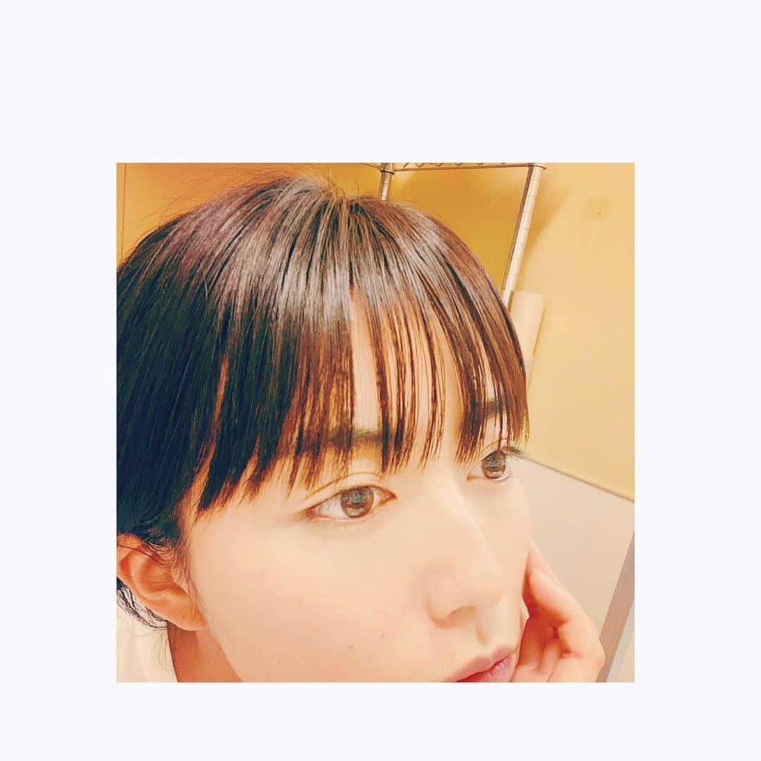 小池花瑠奈のインスタグラム：「美容院に行くタイミングを失っており モサモサしてきていたので 我慢出来ず自分で前髪を切りました。 なかなか上手くいった気がします… 来週にはちゃんと、プロの方にお願いしよう🦁笑  #松宮なつ」