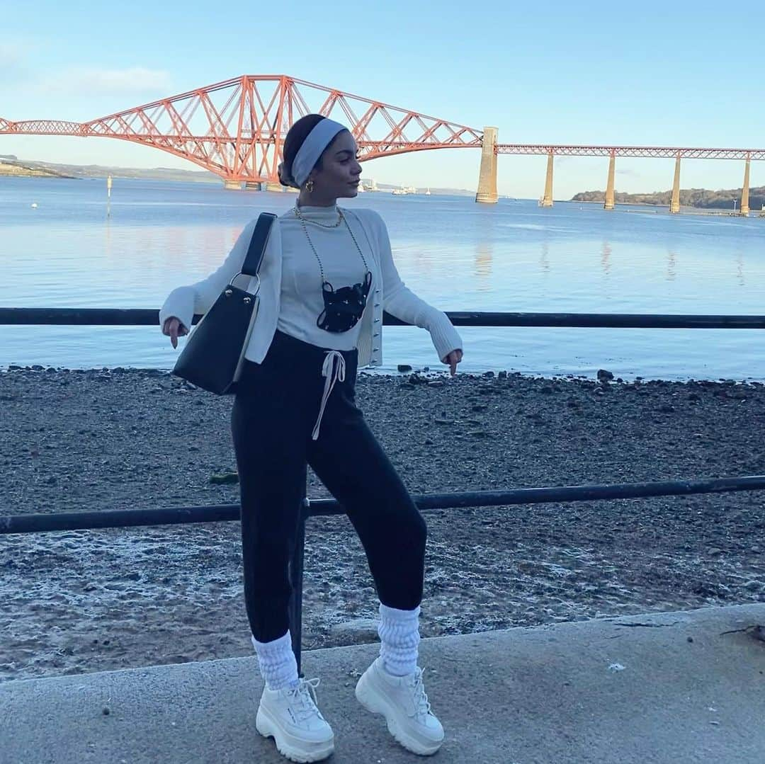 ヴァネッサ・ハジェンズさんのインスタグラム写真 - (ヴァネッサ・ハジェンズInstagram)「Hi, I’m vanessa and I love bridges and scrunchy socks. Lol」1月25日 18時03分 - vanessahudgens