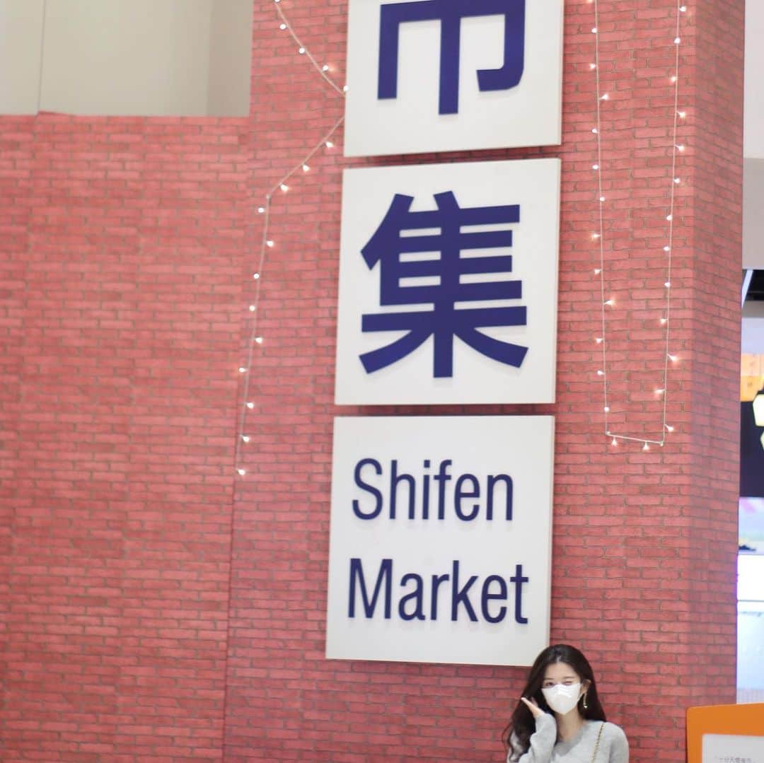 HauTung 巧童在這さんのインスタグラム写真 - (HauTung 巧童在這Instagram)「Shifen Market in Hong Kong 😂🫖🤍 #香港的十分市集 #shifen #十份」1月25日 18時03分 - hautunnng