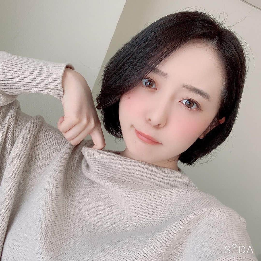 のインスタグラム：「今日は美容の日らしいので春が待ちきれない私はフィルターでオレンジチークとオレンジリップで春先取りメイクした🌼🍊  #soda #盛り方自分次第 #sodapr #春メイク #オレンジメイク」