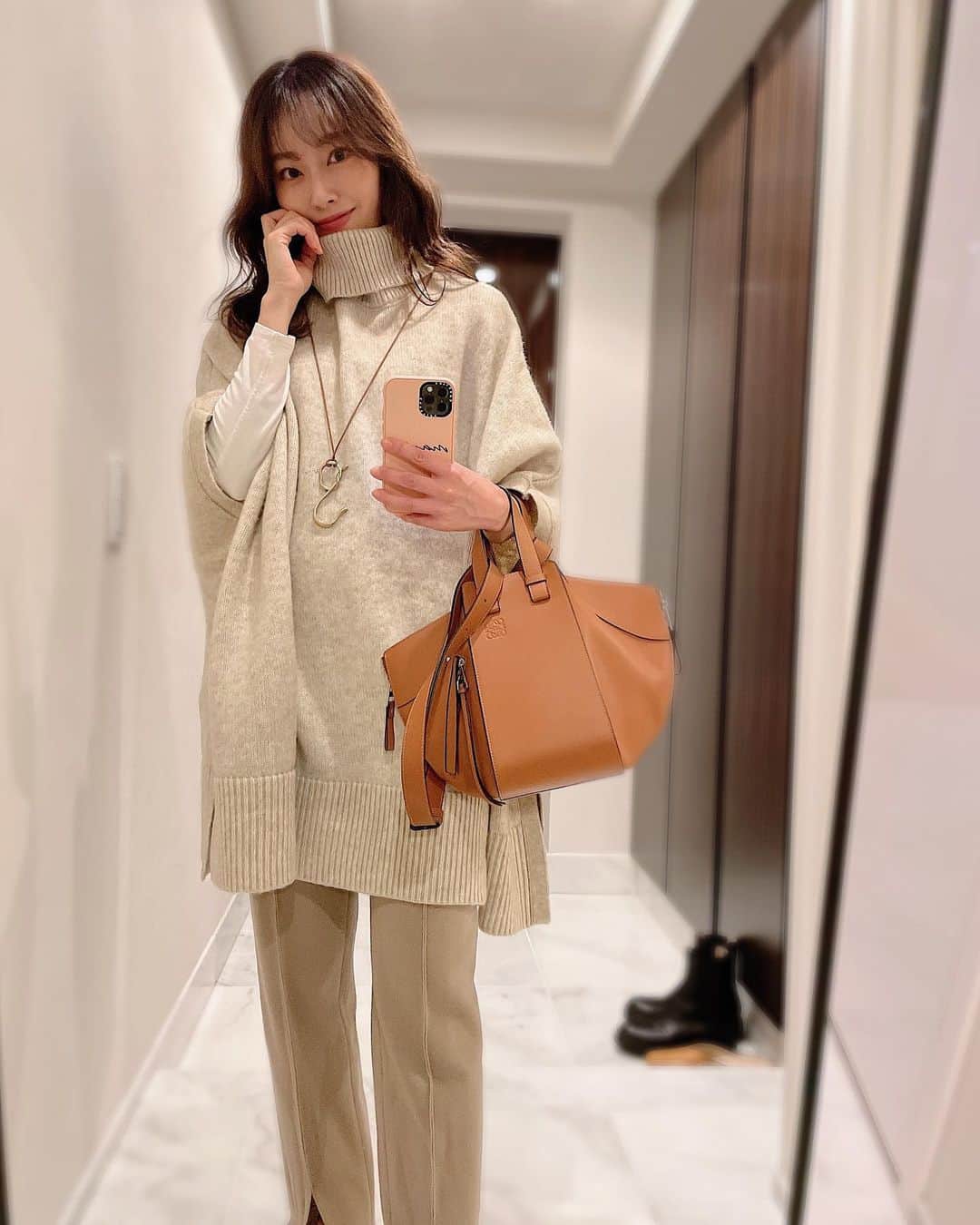 小祝麻里亜のインスタグラム：「🤎🍂🥨 ワントーン。  今週で1月も最後🙌あっという間すぎる〜！今日は暖かかったし、日差しも入って気持ちよかったですね🌿  ． ． ．＿＿＿＿＿＿＿＿ #outfit #coordinate #look #instafashion #셀스타그램 #얼스타그램 #코디 #스타일링 #데일리 #데일리룩 #오오티디 #158cmコーデ」