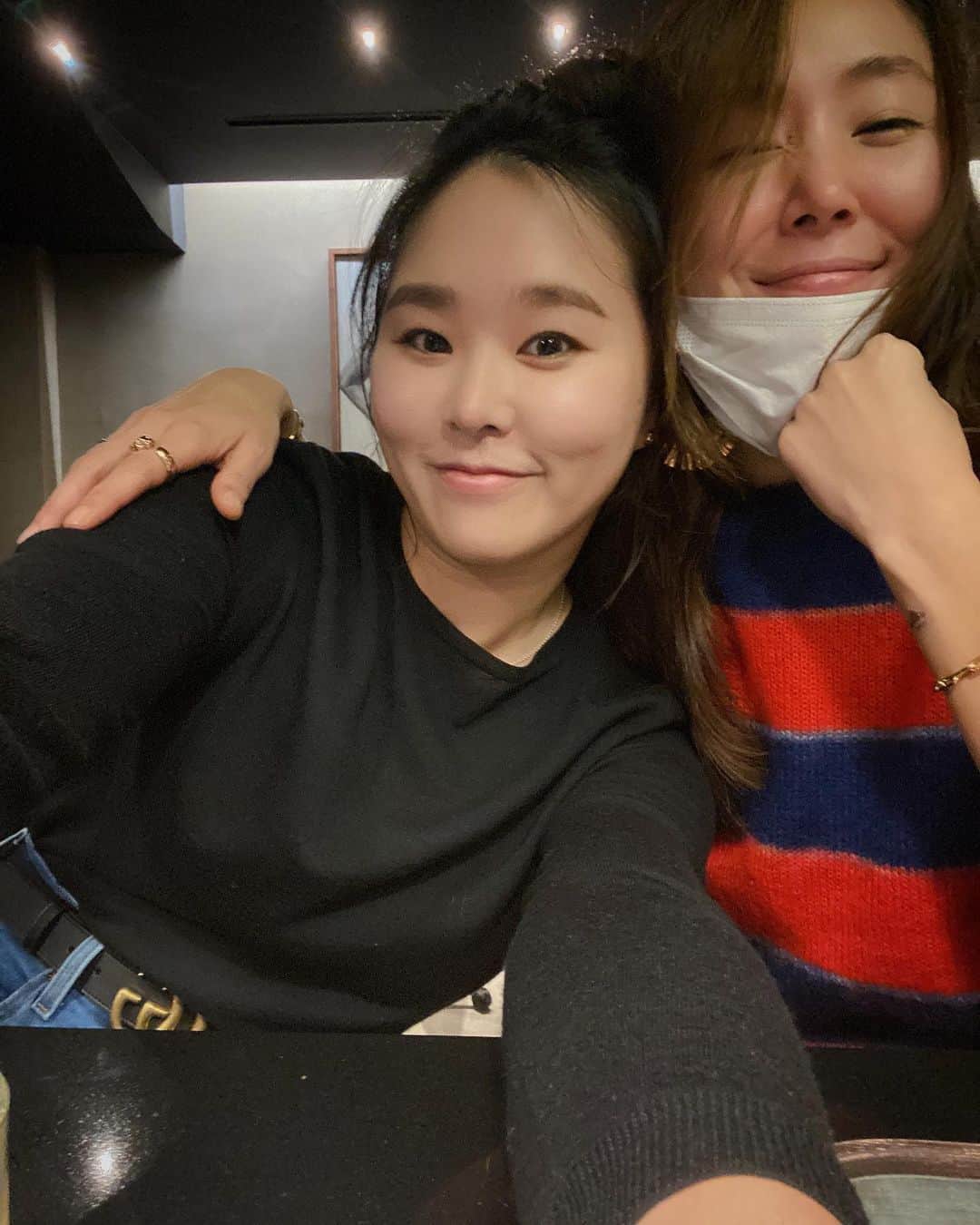 チョ・ユンジさんのインスタグラム写真 - (チョ・ユンジInstagram)「_ 내 최애 간지녀 인아온니🤍 내 최애 식당 #HON528 너무 좋아요💟나는 이나빠🤩 @inah.p   ##selfie」1月25日 18時10分 - __yuuuuunji__