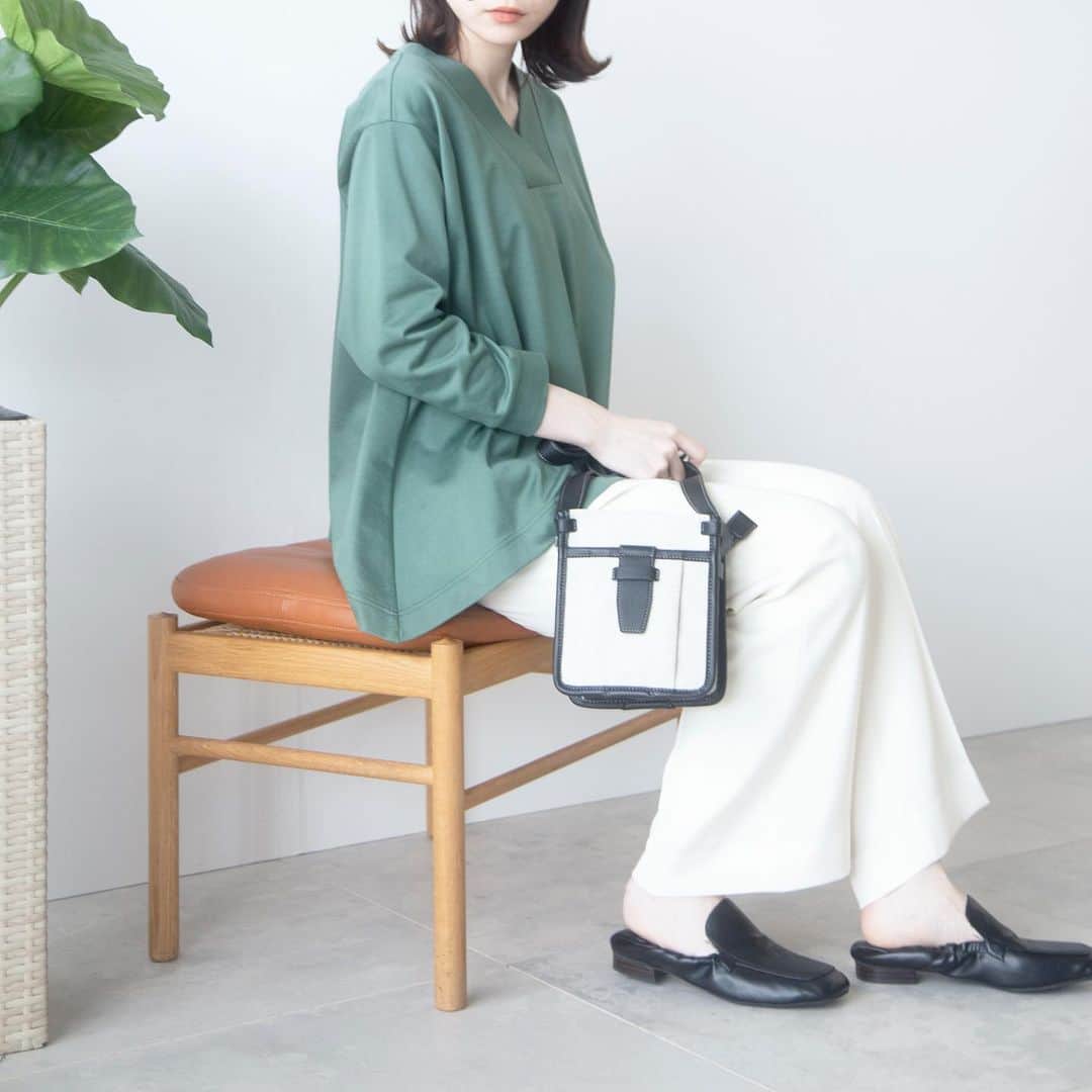 INDIVIのインスタグラム：「- new items -﻿ ﻿ ﻿ フレアデザインのプルオーバー。﻿ 裾に向かってふんわり広がる動きのあるシルエットは、1枚でも着映えするアイテムです。﻿ 気になるお腹、お尻周りをカバーしてくれますので、細身のパンツ合わせでも安心してお召しいただけます。﻿ ﻿ ✴︎pullover.¥14,850(税込)﻿ ✴︎no.127-12004﻿ ﻿ ＿＿＿＿＿＿＿＿＿＿＿＿＿＿＿＿﻿ 【ポイントキャンペーン開催中!!】﻿ 1/20(wed)-1/31(sun)までの期間中、﻿ 春の新作アイテムがポイント10倍に！﻿ 今時期からお召しいただける羽織りものや、鮮やかなカラーニットアイテムも対象です。﻿ ぜひチェックしてみてください！﻿ ﻿ ﻿ #INDIVI﻿ #インディヴィ」