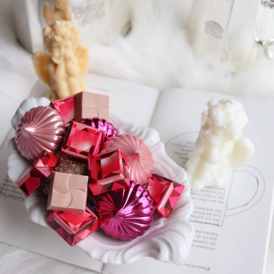 チロルチョコのインスタグラム：「キラキラ輝く宝石💎のようなひとくちサイズのルビーチョコレート✨﻿ ﻿ チロルチョコの〈プレミアムルビーチョコレートパウチ〉のご紹介です👑﻿ ﻿ 第4のチョコレート【ルビーチョコレート】を使用したプレミアムシリーズ🍫﻿ ﻿ ルビーチョコと口どけの良いフランボワーズ生チョコの贅沢な味わい…😌💭﻿ ﻿ ルビーチョコとベリーのほのかな酸味をバランスよく組み合わせました👩‍🍳﻿ ﻿ パッケージもキラキラ✨まるでルビーのような包材になっています💎💓﻿ ﻿ ﻿ ちょっと贅沢気分をぜひお試しください🤫﻿ ﻿ ﻿ #tirol #tirolchoco #チロルチョコ #チロル #チョコレート #おやつタイム #chocolate ﻿ #おうちカフェ #おやつの時間  #chocolatelover  #shopチロルチョコ#新商品#ルビーチョコレート﻿ ﻿ ﻿ ﻿ ﻿」