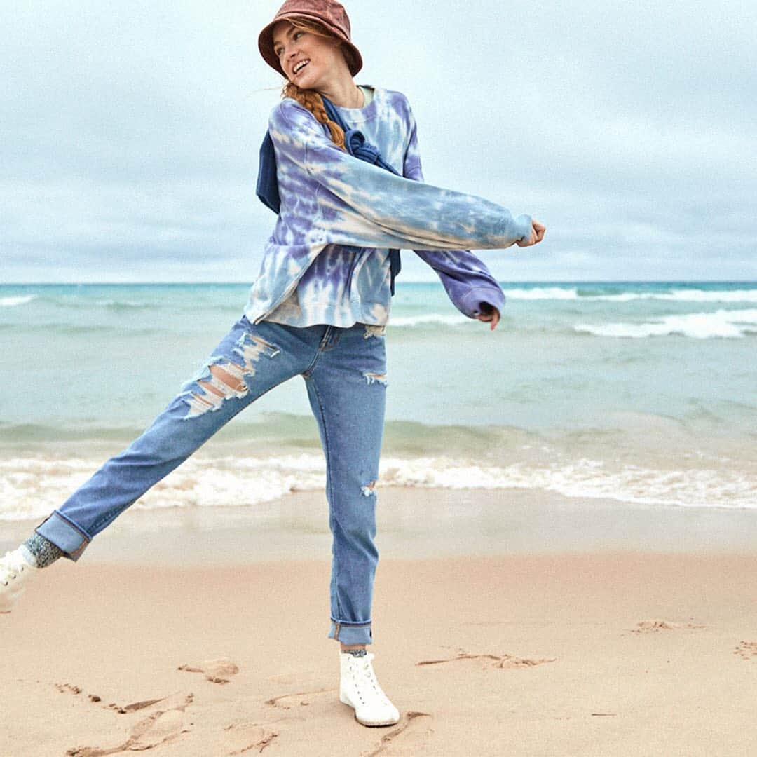 アメリカンイーグルのインスタグラム：「新しいマムジーンズ👖履き心地最高のジーンズ🤸  公式オンラインストアをチェック⇒ www.aeo.jp   公式LINEをフォローしてスペシャルオファーなど様々な情報をゲットしましょう！☺   #AExME #AEJeans #AE #americaneaglejp #アメリカンイーグル」