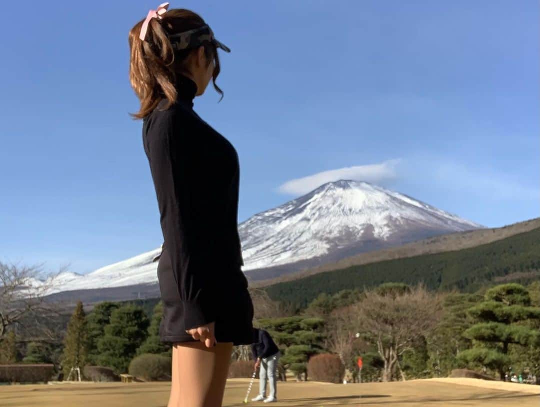 まいまいさんのインスタグラム写真 - (まいまいInstagram)「🗻🗻🗻 富士山がとっても綺麗に見える、 @kagosaka.g.c_golf ⛳️🧡 カメラアプリで撮ろうとしたら 富士山が光で飛んでしまってノーマルカメラで📸 iPhoneすごい。 なんかバイザーの陰で目が真っ黒だけど😂  「富士山が3つ」 以外の面白いコメントお待ちしております。 . #まいごるふ#ゴルフ#ゴルフ女子#ゴルフスイング#ゴルフウェア#ゴルフコーデ#ゴルフ好きな人と繋がりたい#乳刑事#golf#golfswing#golfwear#enjoygolf#golfstagram#golfshot #골프#골프스윙#골프중독#골프웨어#maigolf」1月25日 18時15分 - ___maigolf___