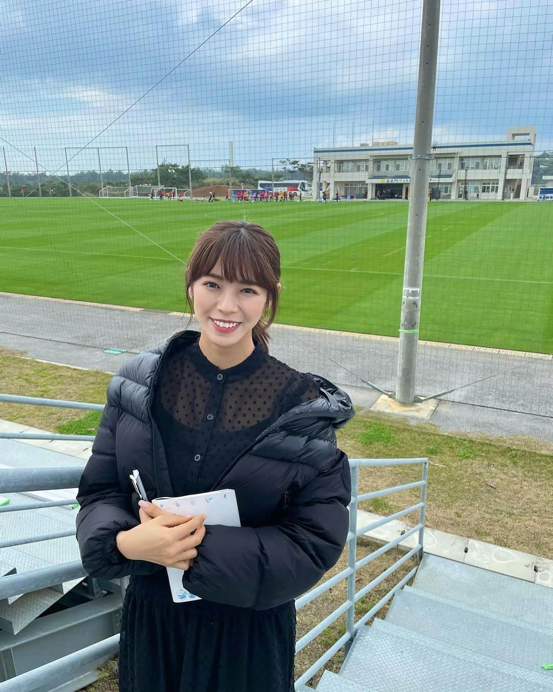 わちみなみのインスタグラム：「浦和レッズのキャンプ取材に﻿ 参りました👏💞﻿ およそ１年ぶりの生の練習見学﻿ ﻿ 新加入の選手のお名前と顔と走り方笑や﻿ 水内さんが教えてくださることなど﻿ いろいろメモしながら📝﻿ ﻿ リカルド監督の前のめりな🔥練習風景も﻿ 新鮮です🙏楽しそうでとても活気に溢れた練習が見られてこちらも元気になっちゃいました⭐️﻿ ﻿ 3回目の沖縄取材😳めちゃくちゃ面白かった⚽️﻿ 明日の練習を見学するのも楽しみ！！！！﻿ もっとみていたいです〜！！﻿ ﻿ ﻿ #浦和レッズ　#沖縄　#キャンプ﻿」