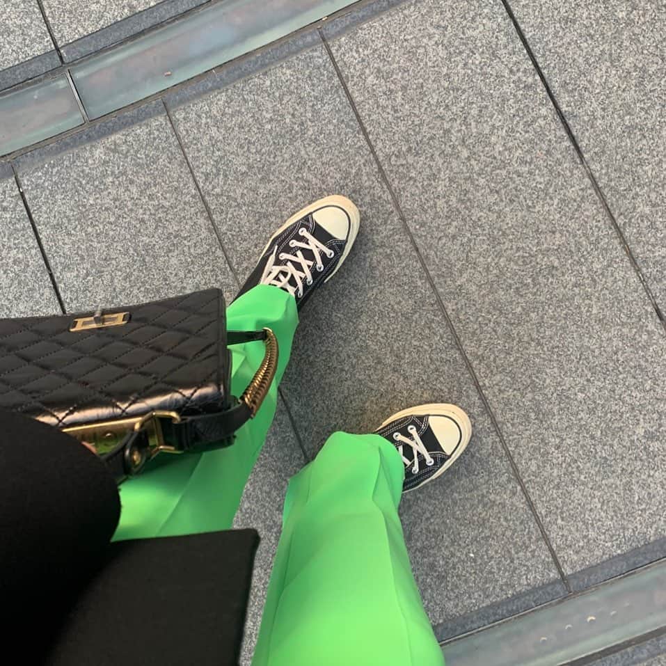 亀恭子のインスタグラム：「今日は少し暖かかったですね  まだまだ春は先だけど、 春気分でカラーパンツ❤︎  today's… #fashion #ootd #kkstyle #tokyo #kamescloset #pants #elendeek #bag #chanel #shoes #converse #winter #january」