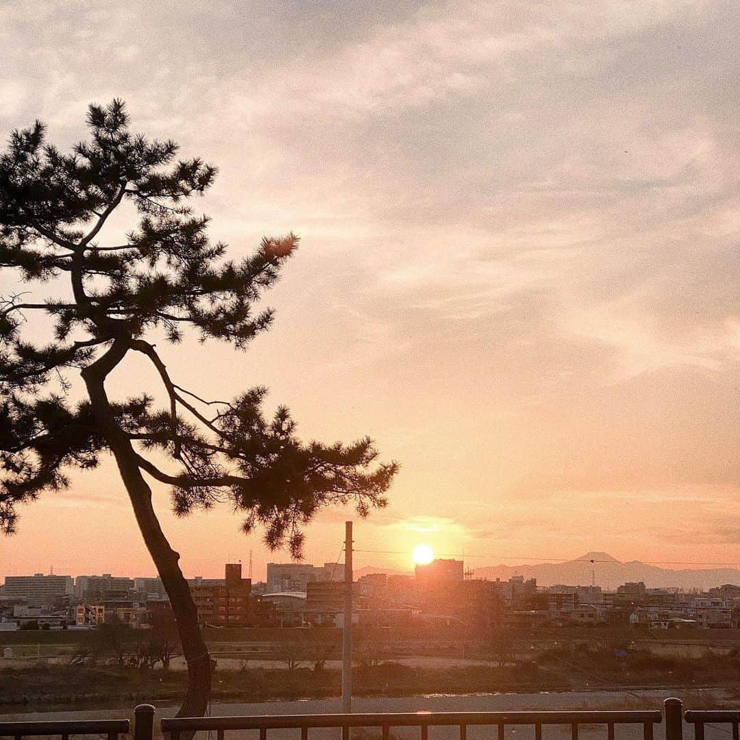 九星気学カフェのインスタグラム：「夕陽に癒されました🌇 やっぱり自然が好きだなぁ^ ^ 最近は朝陽より、夕陽を見てる気がする。  夕陽には七赤の氣が宿るので「脱力」する作用があると言われています。緩みたいときは夕陽を眺めるといいですよ。  #占い #運勢 #九星気学カフェ #九星気学 #開運 #風水 #運気アップ #夕陽が綺麗  #チルアウト  #sunset」