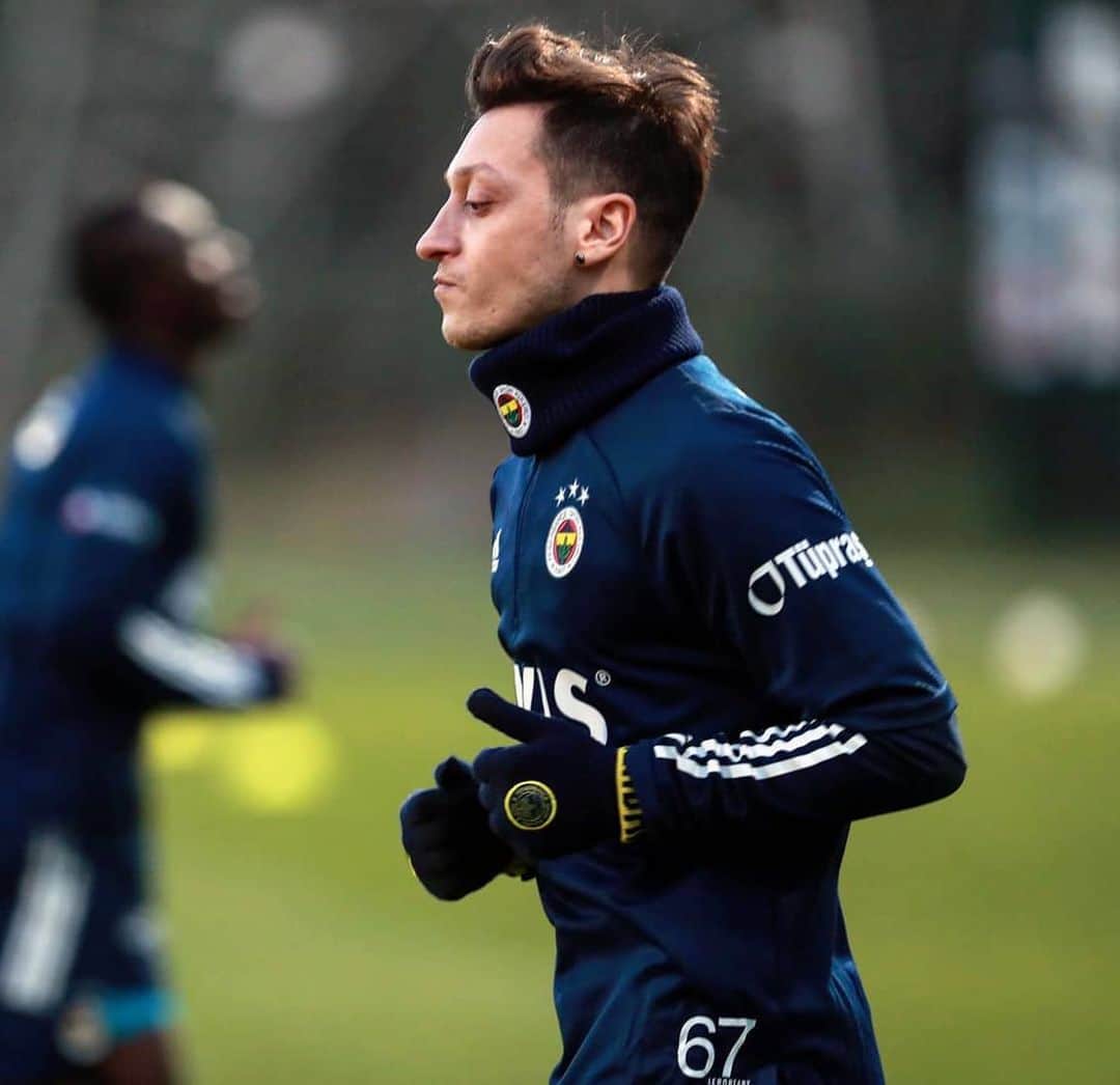 メスト・エジルのインスタグラム：「Yeni Görev 💛💙 Yeni Hedefler, Tam Motivasyon. 🚀💯 New job. 💛💙 New challenges. Full motivation. 🚀💯」