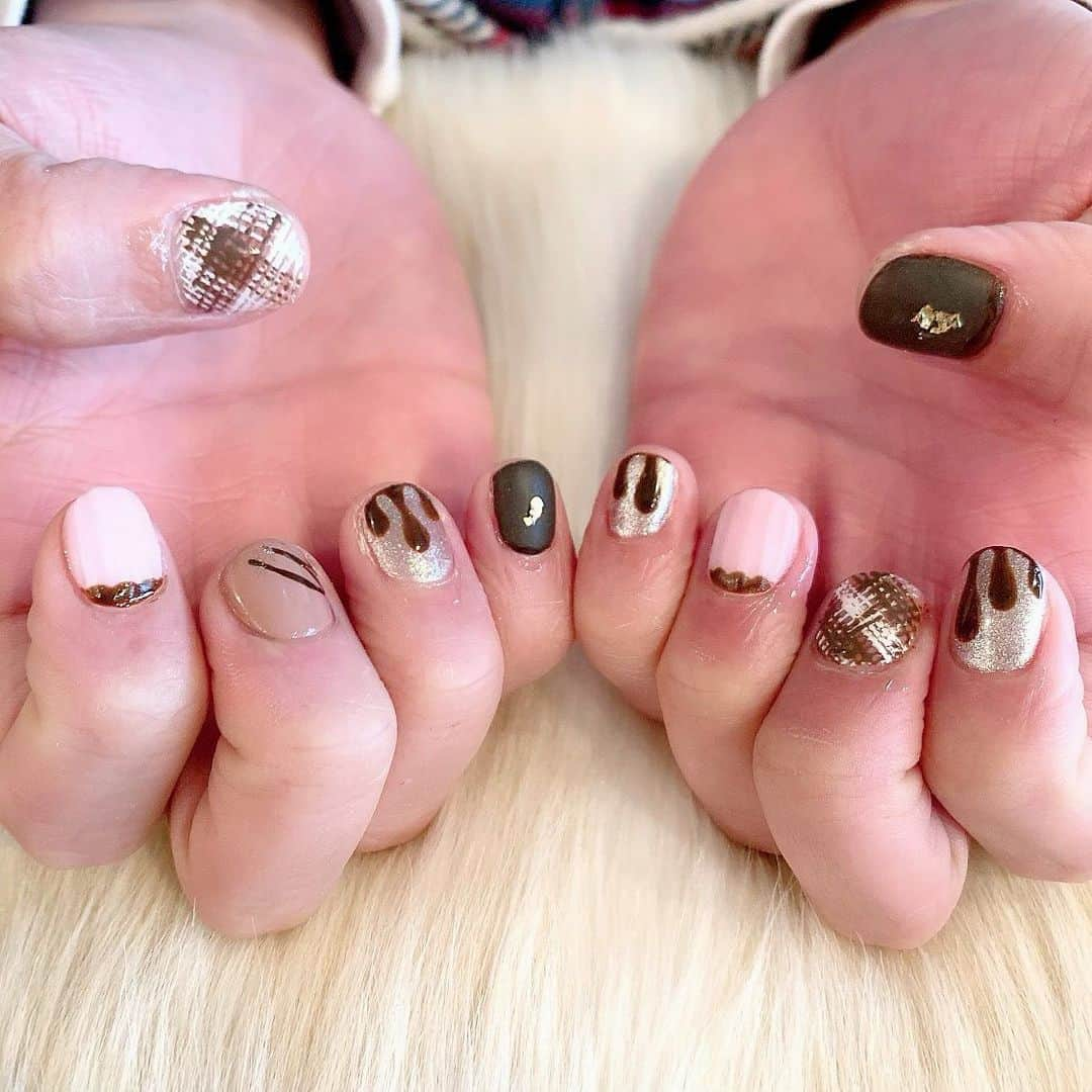 りんたろーさんのインスタグラム写真 - (りんたろーInstagram)「New nail💅 ハッピーバレンタイン🎁 いつも可愛く仕上げてくれてありみ💓  Salon→ @nail.array  nalist→ @array.nana   #りんたろーから　#ちょっと早めの #ハッピーバレンタイン #先取り　#バレンタインネイル #アポロ　#紗々　#マットネイル  #ミラーネイル  #間違えて #爪食べいちゃいそう #昔爪食べてる子いたよねw #安い　#可愛い　#丁寧 #2020 #ネイルクイーン　#メンズ部門 #オススメ」1月25日 18時19分 - rin_the_sky