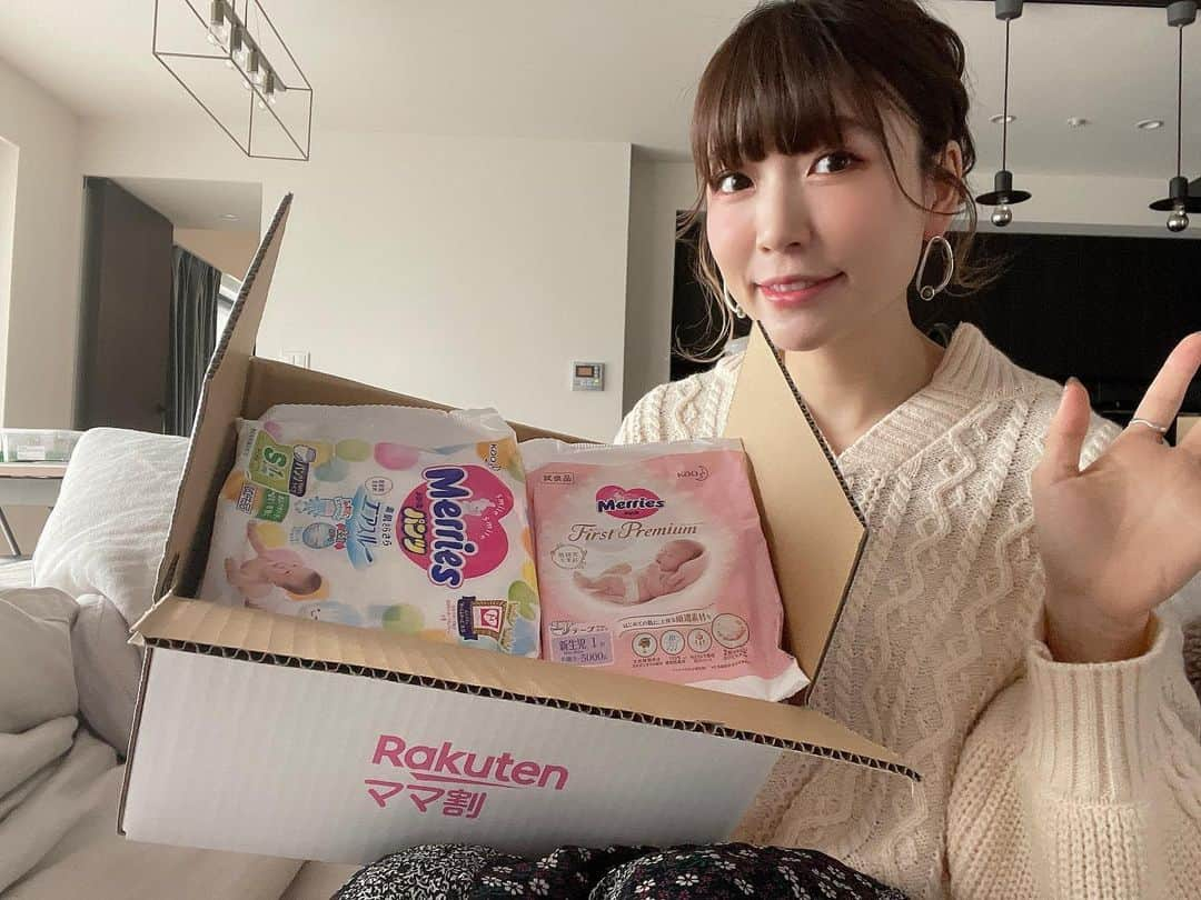 桃さんのインスタグラム写真 - (桃Instagram)「わくわくする荷物が届いた🎁💓  まだまだ出産まで予定では後3ヶ月以上あるけど、 準備しておくと安心グッズ✊🏻✨  特に、3枚目のピュアレーンはクロが前に絶対買った方がいいって言ってたからお試しできて嬉しい😚 （乳首痛くなるの怖い…）  楽天「ママ割」の特典で、毎月エントリー&抽選で合計150名に当たるサンプルボックスを特別に頂いて、それに全部入ってました👏🏻  @rakuten_official のトップにあるリンクから簡単に（出産予定日OR子供の誕生日記入するだけ）無料登録&エントリーできるよー🙌🏻  抽選に外れた方や3歳より大きいお子さまをお持ちの方にも、エントリーすると850名にお楽しみアイテムが当たるらしいです👍🏻💓  #マタニティ #育児グッズ #楽天 #ママ割 #楽天ママ割 #無料 #サンプルボックス #PR」1月25日 18時20分 - momo.official