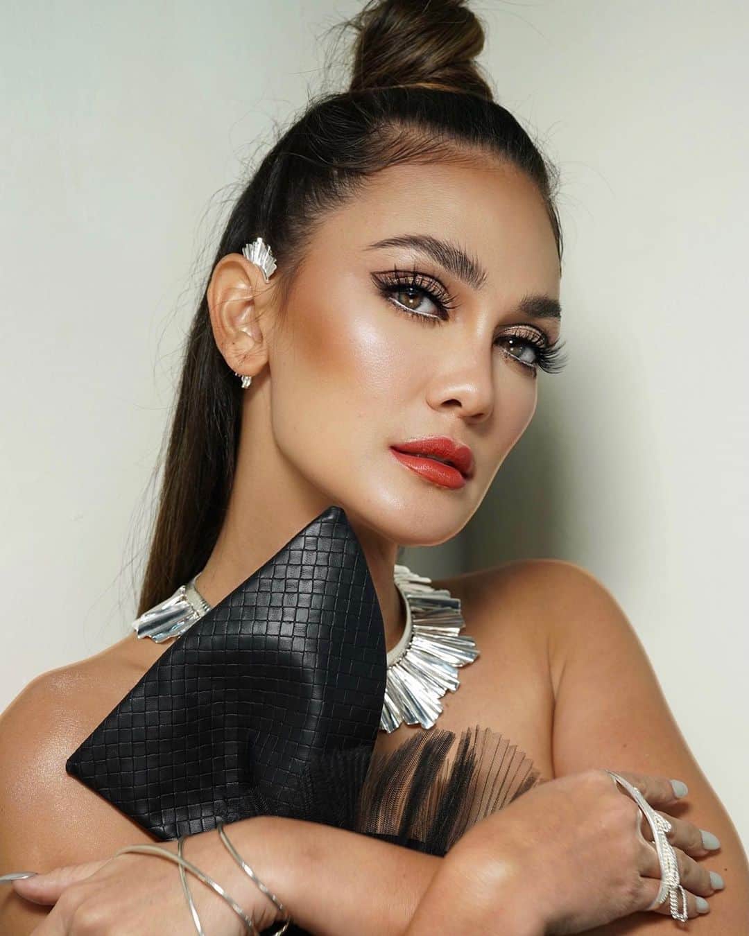ルナ・マヤのインスタグラム：「Savage 😜 #lunamaya #makeup @andychunmakeup @carissa_nails」