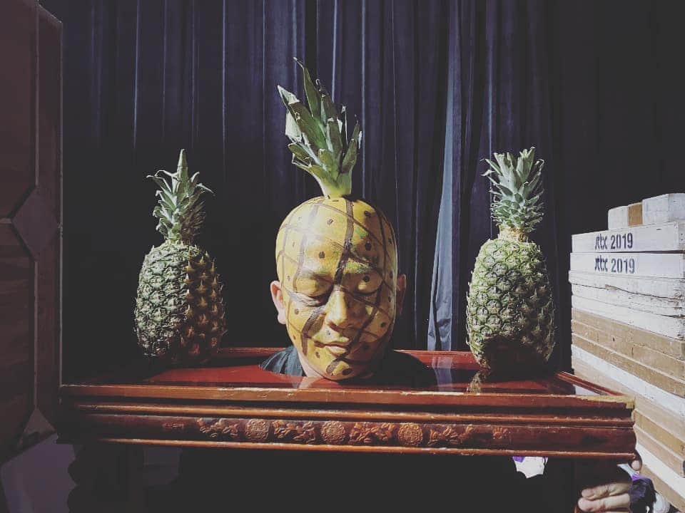 キム・ジュノのインスタグラム：「어느게 파인애플일까요? Which one is the pineapple?  #파인애플#코메디#pineapple」