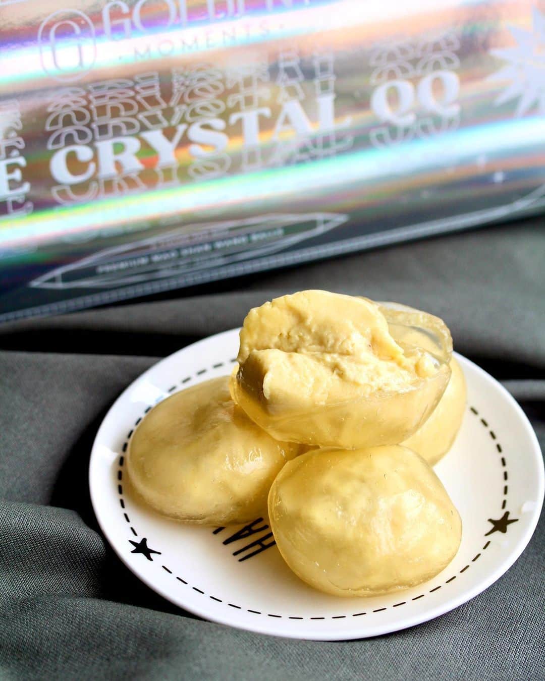 Li Tian の雑貨屋のインスタグラム：「Mini durian bombs in crystal clear qq skin.  These latest creation from @goldenmomentssg are filled with an abundance of 100% pure Mao Shan Wang durian. Utterly creamy and chewy in every bite! 👍Available for order on their website at an offer price of $24.80 (8pcs/box)    #singapore #desserts #yummy #love #sgfood #foodporn #igsg #pastry  #instafood #beautifulcuisines #sgbakes #bonappetit #cafe #cakes #sgcakes #スイーツ #feedfeed #pastry #sgcafe #stayhomesg #sgdelivery #sgdesserts  #durian #mochi」