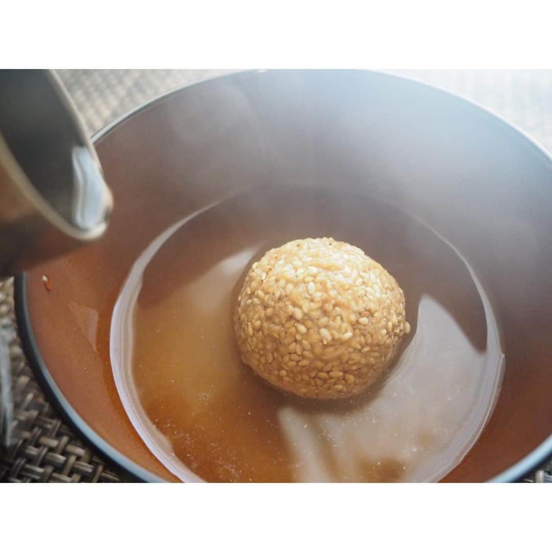 高木沙織さんのインスタグラム写真 - (高木沙織Instagram)「最近の朝ごはん。 黒米のみの雑穀ごはんと お味噌汁を飲むようにしています🍚 * “味噌玉”を作っておけばお湯をかけるだけで即席の1人分のお味噌汁が作れて楽だし、残す心配もないのが良い。 * 味噌玉は大さじ1程度の味噌（だし入り）に好きな具材を混ぜて丸めるだけ。 柔らかい具材や火が通りにくい根菜類（あらかじめ火を通しておけばOK）は適さないけれど、乾物は良い出汁が出るし、何より作りやすいです。 冷蔵ならおおむね7日間は保存できるし。 （何を混ぜたかにもよる） * 1枚めは切り干し大根と乾燥麸、ごま。 2枚めはとろろ昆布と高野豆腐、梅。 * * 去年の6月から意識している「低FODMAP食」について。 一般的にお腹に良いとされる食品が合わない人に向けた、発酵性の吸収が悪い4種の糖質を制限する食事法。 ※ 2020/6/7の投稿でも少し触れています。 * 味噌は低FODMAPに分類されますが、75gでフルクタン（フルクトースの重合体）の許容量over。 ※ 味噌大さじ1は約18gなので、毎食は飲みません。 * フルクタンは発酵性の糖質で消化酵素で分解されず、小腸で吸収されにくい。結果、大腸まで届きお腹の不調の原因のひとつになります。 ……が、発酵食品ならではの良さもあるので取り入れています。 * 小麦を控えているのはグルテンを意識してではなく、このフルクタンを意識して。 本当はパスタもピザもうどんも焼きそばも好きだけど、腸の健康のために……、でもたまには……食べる。 * 腸内細菌は食べたものによって影響を受けるので、日々試行錯誤です。 体質は皆さんそれぞれです。 こんな腸活方法もあるんだな、と思っていただけたら 幸いです。 * #ごはん #ごはん記録 #ごはん日記 #ごはんの記録 #おうちごはん #おうちじかん #味噌汁 #味噌玉 #雑穀米 #黒米 #低fodmap食 #腸内環境 #腸活 #健康 #免疫力アップ #food #foodstagram」1月25日 18時24分 - saori_takagi