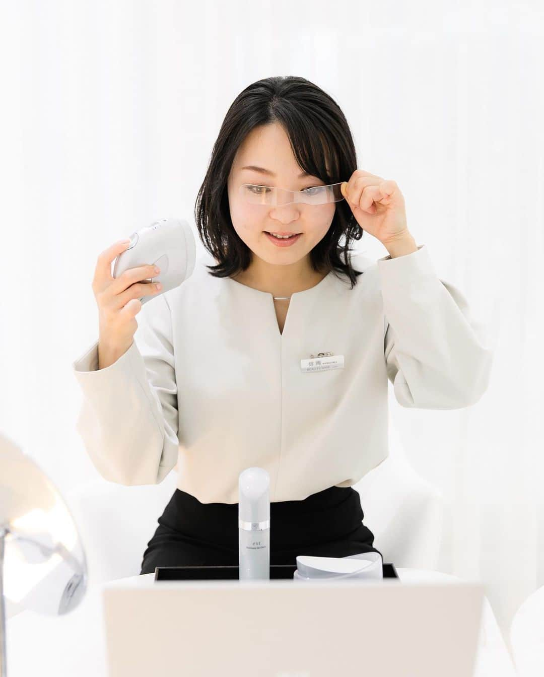 SOFINA Beauty Power Stationのインスタグラム：「.﻿ 【オンラインレッスンで使い方をご説明】﻿ ﻿ エスト バイオミメシス ヴェールをお持ちのみなさま、﻿ オンラインレッスンはもう受けられましたでしょうか？﻿ ﻿ BEAUTY BASE by Kaoの専門スタッフが﻿ オンラインで使い方をレクチャーする人気のコンテンツです。﻿ ※Rentio(レンティオ)で商品レンタル期間中の方もご参加可能です！﻿ ﻿ マンツーマンですのでご自宅からリラックスしてご参加頂けます。﻿ ﻿ オンラインレッスン（45分・要予約）の流れ﻿ ◆準備&カウンセリング﻿ 機器のセット方法から、﻿ お肌についてカウンセリングを行います。﻿ ﻿ ◆基本の使い方レッスン﻿ ヴェールの吹きつけ方や注意点等を一緒に使いながら解説。﻿ 実際に両ほおや額なども体験してみましょう。﻿ ﻿ ◆パーソナルアドバイス﻿ お客様の疑問点を整理して、﻿ 効果的な使い方をアドバイスします。﻿ ﻿ オンラインレッスンのご予約は、﻿ BEAUTY BASE by Kaoのホームページから受け付けております！﻿ （アカウントプロフィールのリンクからもご確認頂けます）﻿ ﻿ みなさまのご予約をお待ちしております♪﻿ --------------------------------------﻿ 営業時間変更のお知らせ﻿ 新型コロナウイルス感染拡大防止の観点から、当面の間、営業時間を変更いたします。﻿ ﻿ トライ＆エンジョイスペース  ：11:00～19:00﻿ パーソナル レッスン スタジオ：当面休業﻿ ﻿ お客様には、ご不便をお掛けいたしますが、ご理解賜りますようお願い申し上げます。﻿ --------------------------------------﻿ #ビューティベース銀座 #銀座 #エスト #est #バイオミメシスヴェール #スペシャルケア #スキンケアレッスン #メイクレッスン #オンラインレッスン #アラサー美容 #アラフォー美容 #乾燥肌対策 #乾燥肌 #ゆらぎ肌 #美容女子 #スキンケア商品 #素肌美 #美容day #マスク悩み #ビューティアドバイザー #美容時間 #スキンケア大事 #ホームケアアドバイス #肌活 #大人美容 #おうち美容 #おこもり美容 #自分磨き #美容機器」