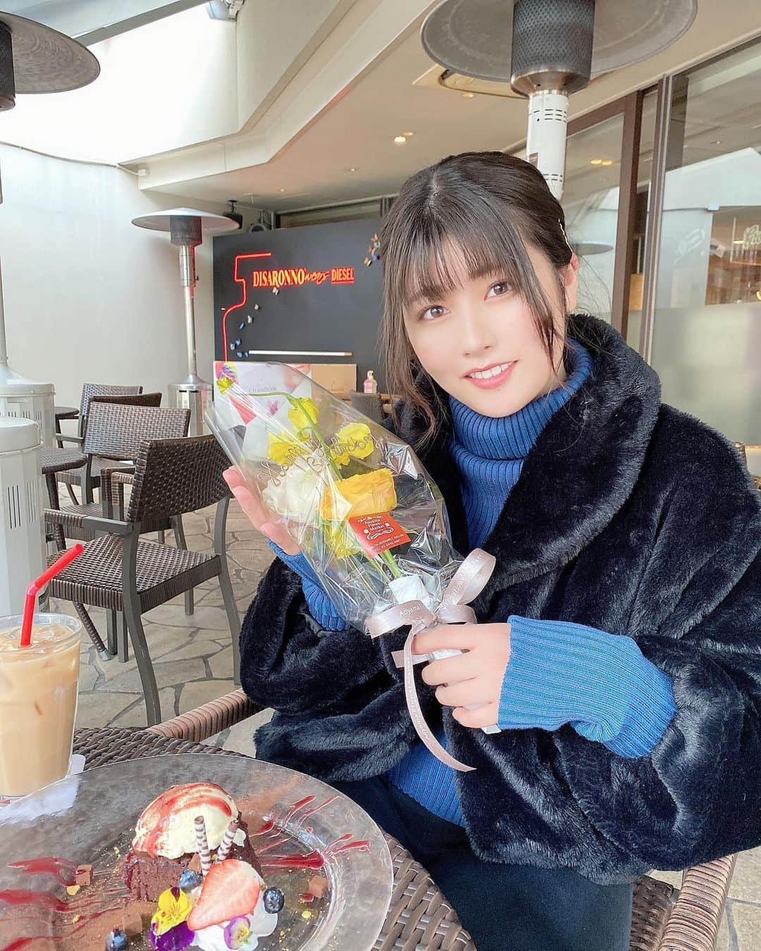 ちとせよしのさんのインスタグラム写真 - (ちとせよしのInstagram)「今日はゆきちゃんデー💐 あ〜ほんとに誕生日月って幸せいっぱいすぎたなあ( ߹꒳߹ )♥ ありがとう◡̈  #渋谷カフェ #347cafelounge #タートルネック #ニット」1月25日 18時27分 - chitose_yoshino