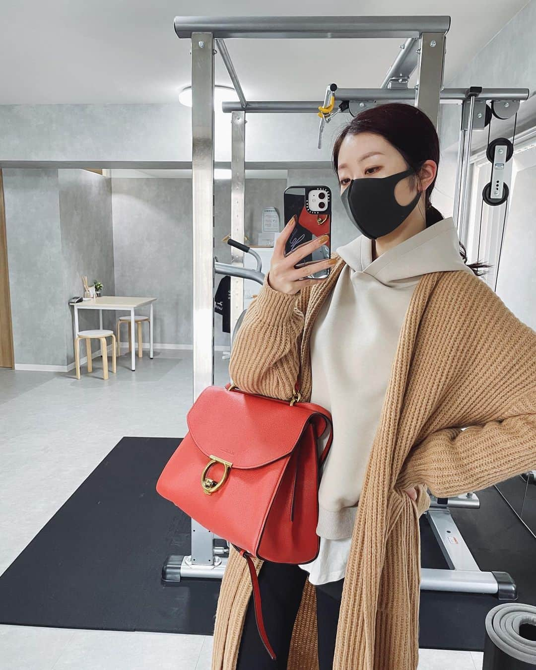 福井千佳さんのインスタグラム写真 - (福井千佳Instagram)「. . 👖 fashion . . . outer @myle__official  parka @brownie_inc  bag @ferragamo  . #mylejp#mylejapan#fashion#ootd#ワンマイルウェア#ワンマイルコーデ#ニットガウン . ざくっと羽織って。 さらっと出掛ける、に、ぴったり。 . 部屋着にもお洒落着にもなる 最強オールラウンダー！ . 両畦編みロングニットガウン/camel . . 🚩お買い物の際、 クーポンコード「chika291」で10%OFF！！ @myle__official にて、是非お使い下さいね。 (winter saleも相まって 色々めちゃくちゃお得やで。) . . . #model#fashionmodel#모델#和装モデル#webモデル#関西モデル#東京モデル#partsmodel#フリーランス#freelance#福井千佳#chika_fukui#インフルエンサー#beauty#followme#style#おしゃれさんと繋がりたい#picoftheday#japan#いいね返し#패션#좋아요#좋아요반사」1月25日 18時28分 - chika291