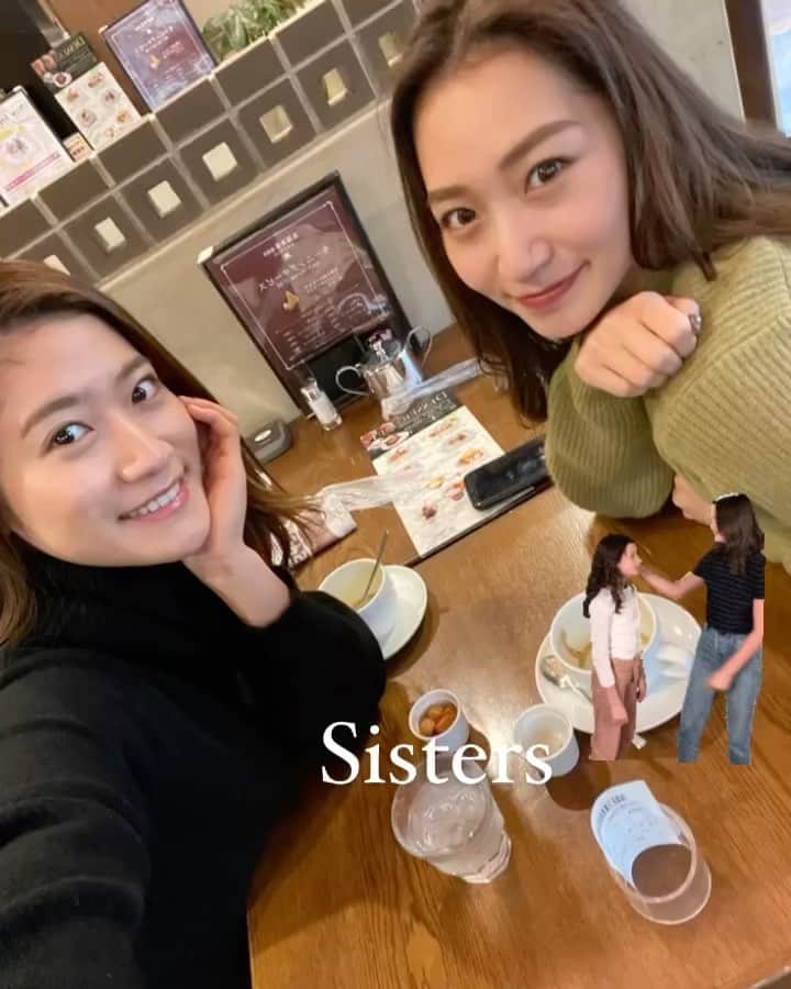 のインスタグラム：「* 似ているようで全然似てない、 でもやっぱりどことなく似てる  髪の巻き方も、メイクの仕方も、ファッションも、お姉ちゃんを見てまねてたころがなつかしい︎︎﻿ ︎︎﻿☺︎︎﻿  #family   #everydayhappy ︎︎﻿ ︎︎﻿☺︎︎﻿」