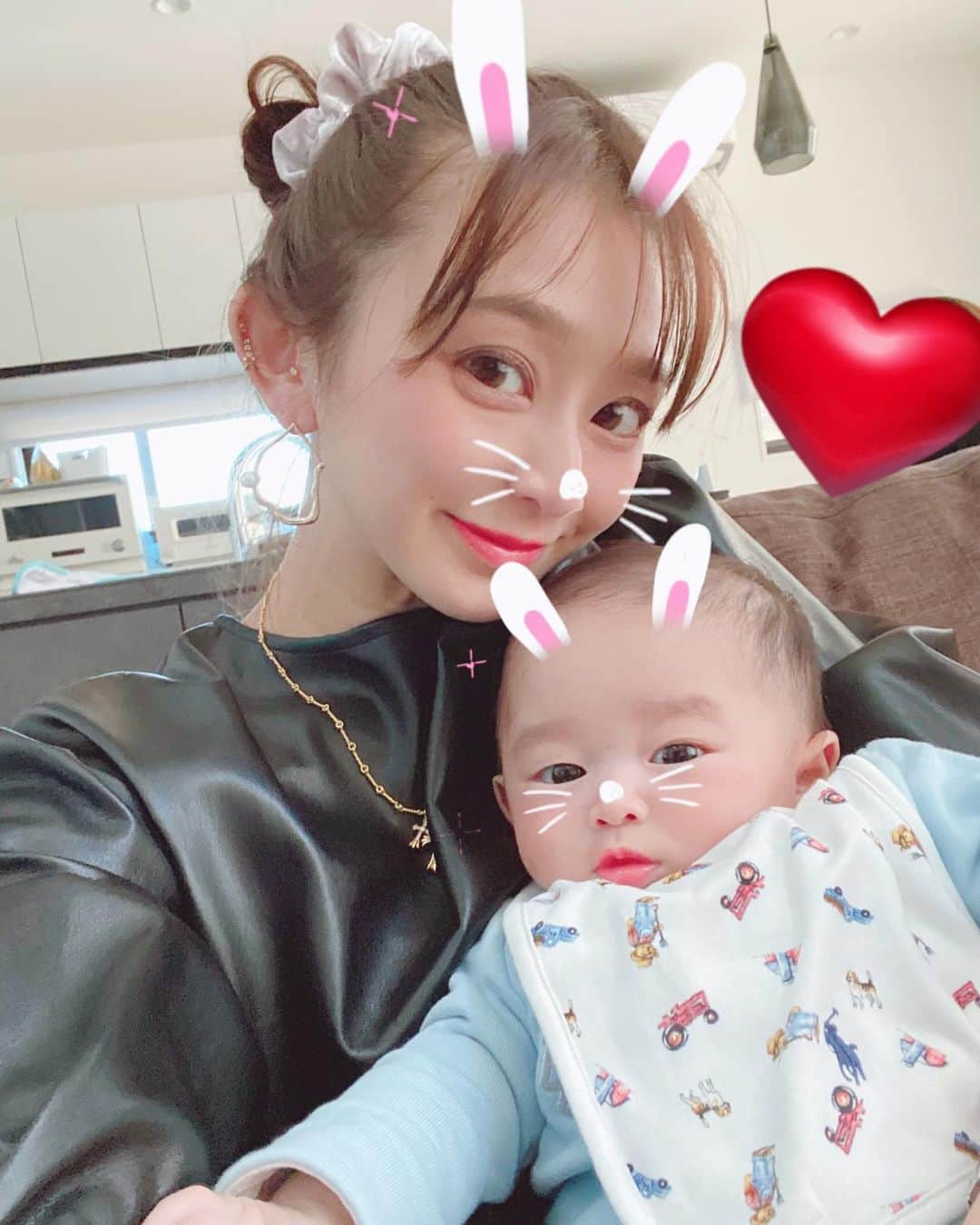 DJ JUICYのインスタグラム：「加工アプリまじ助かる〜😆💦  最近、産後の抜け毛が半端ないです...  シャンプーした時！ トリートメントした時！  ドライヤーした時！  クシでといた時！  次の日の朝またクシで髪の毛といた時！  　お風呂や、洗面台は、すぐ詰まります💦  毎日毎回、、、恐ろしい〜😱😱😱  いつまで続くんでしょうか？😃💦💦💦  #産後 #産後4か月#息子#生後4ヶ月 #36歳#髪の毛なくなる」