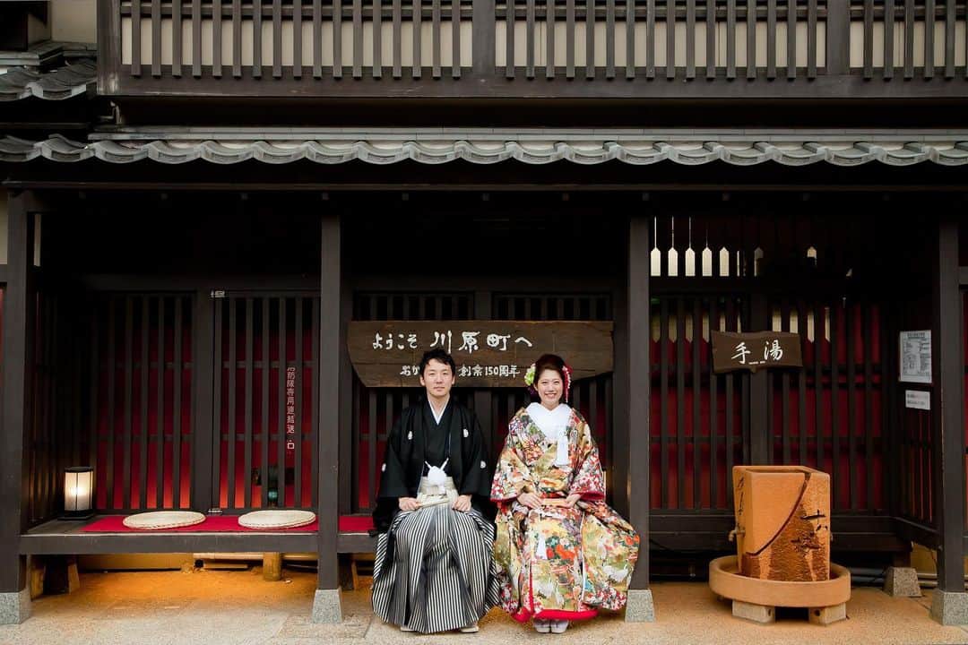 のインスタグラム：「👜 おふたりの地元でこんな 想い出の写真を残すことが出来ます ・ ・ ・ おふたりの大切な方たちに 結婚の報告をする1日 そのカタチはひとつだけではありません 『おふたりらしさ』 に感謝の想いを込めた オリジナルウエディングを 一緒につくりましょう ****************** パーティーのお問い合わせは プロフィール欄のURL公式HPからどうぞ🎵 Heritage Bridal Collection forty three（フォーティスリー） https://fortythree.official-wedding.jp/ ☎︎0120-172-050」