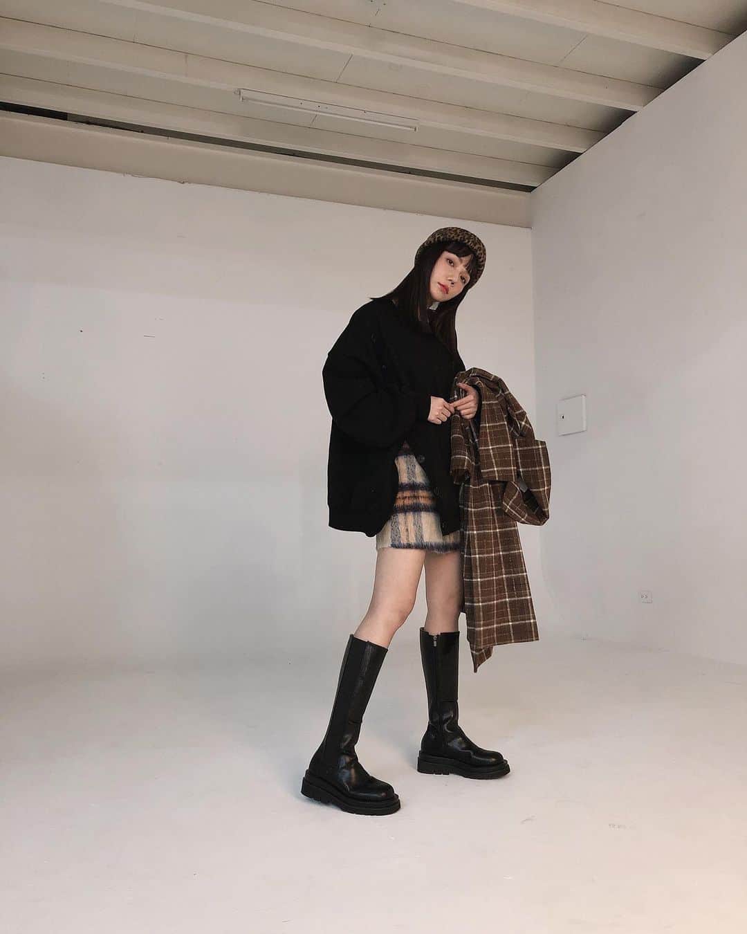 謝琦琦（Kiki）のインスタグラム：「每個人都問我是不是很喜歡格紋 是因為我的品牌出現太多格紋了嗎😅  上衣.短裙/ @ivory.co__  靴/ @pimgo.tw」