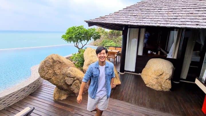 アイス・サランユーのインスタグラム：「💙 Room Tour 💙 @silavadeeresort  Ocean front pool villa Suite No.3  หินทุกก้อนที่เห็น คือ มีอยู่แล้วตามธรรมชาตินะครับ การก่อสร้างของที่นี่ คือเน้น เป็นมิตรต่อสิ่งแวดล้อม  และรักษาสภาพเดิมของพื้นที่อย่างดีที่สุด🤗 #silavadee  #silavadeepoolsparesort  #Samui  #Thailand」