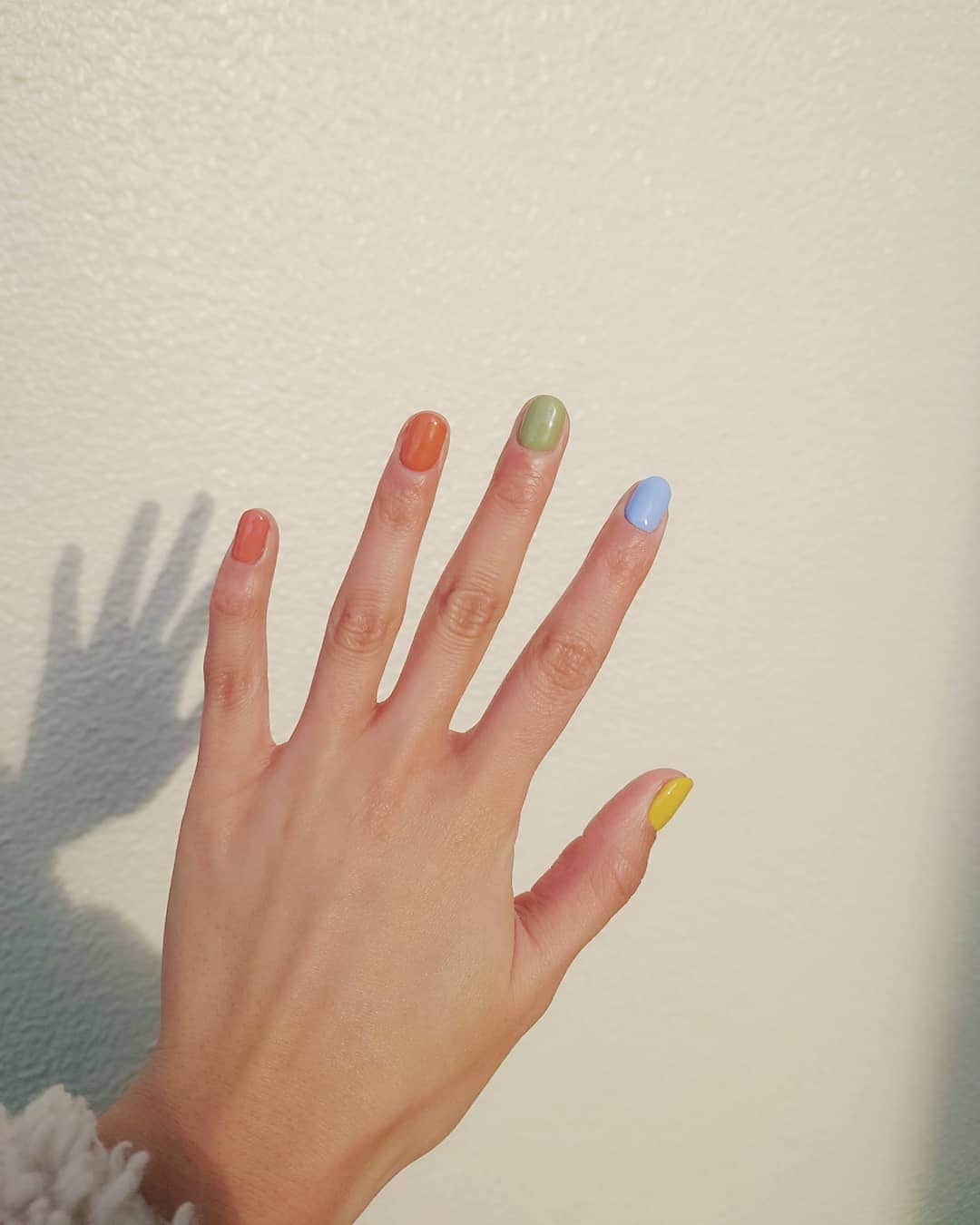 平アスカのインスタグラム：「new nail🌈 はっぴーなきもちになるね✨ @erika_tanaka_37 いつもありがとうございます💐　 #nails　#rainbow #pastel #color」