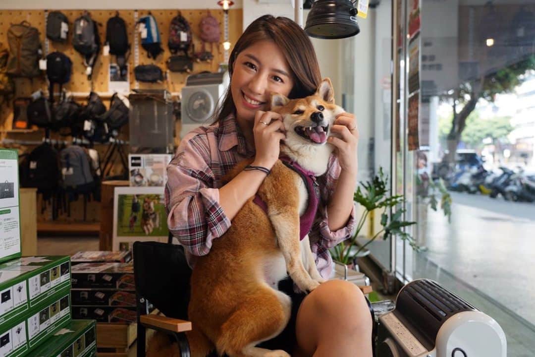 辜莞允（Nono Ku）のインスタグラム：「我在哪？ #我不在家 ！ 今天跟巴古來 @outdoorz_tw 戶外選品店逛街🐕 雖然不能出國但至少可以往外跑 我們人在戶外裝備要有！ 這裡全是一些想全部包回家的有質感高品質好物 尤其喜歡這裡擺設明亮瞭然讓人很自在 年假有計劃要出門的此時不逛更待何時 線上也可以逛逛唷 店名好可愛～待不住家裡是吧😂😂  Photo by @xxienxien  也太會拍了吧給不給人活路」