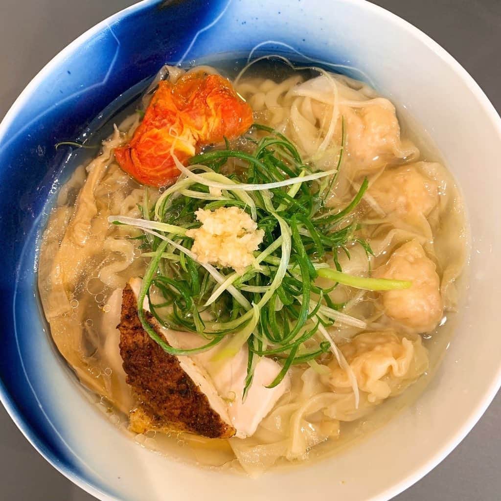 華月咲（さーちゃん）のインスタグラム：「🍜 #黄金拉麺鶏のおかげ #鶏塩らーめん 雲呑 ¥1050 八王子みなみ野駅より徒歩７分。 ＊ 新居からチャリで行けるところに あの #くろ㐂 の店主、黒木さんが プロデュースしたお店がオープン！！！ わたしの為に八王子に出してくれて ありがとうの気持ち。違うか_(┐「ε:)_笑 店内は立地の関係もあってすごく広くて スタッフさんの元気とおもてなしが最強！ ＊ そして何よりラーメン…美味すぎる🥺🏆 このトマトを始めくろ㐂ワールド全開で 店名に恥じぬ鶏の美味さ！鶏のおかげ！！ 雲呑も麺もぷりっぷりでしたシアワセ〜💓 すでに混んでるし、これからも口コミとかで 更に人気店になるんだろうなって感じ( *ˊᵕˋ ) みなさんもぜひ八王子へ！かも〜ん！！！ ・ ・ #japan #tokyo #hachioji #ramen  #鶏のおかげ #東京 #八王子 #八王子グルメ #東京ラーメン #八王子ラーメン #塩ラーメン #ラーメン #ラーメン女子 #ラーメン部関東 #ラーメン倶楽部 #ラーメン部 #麺スタグラマー #麺スタグラム #ラーメン好きと繋がりたい #ラーメンパトロール」